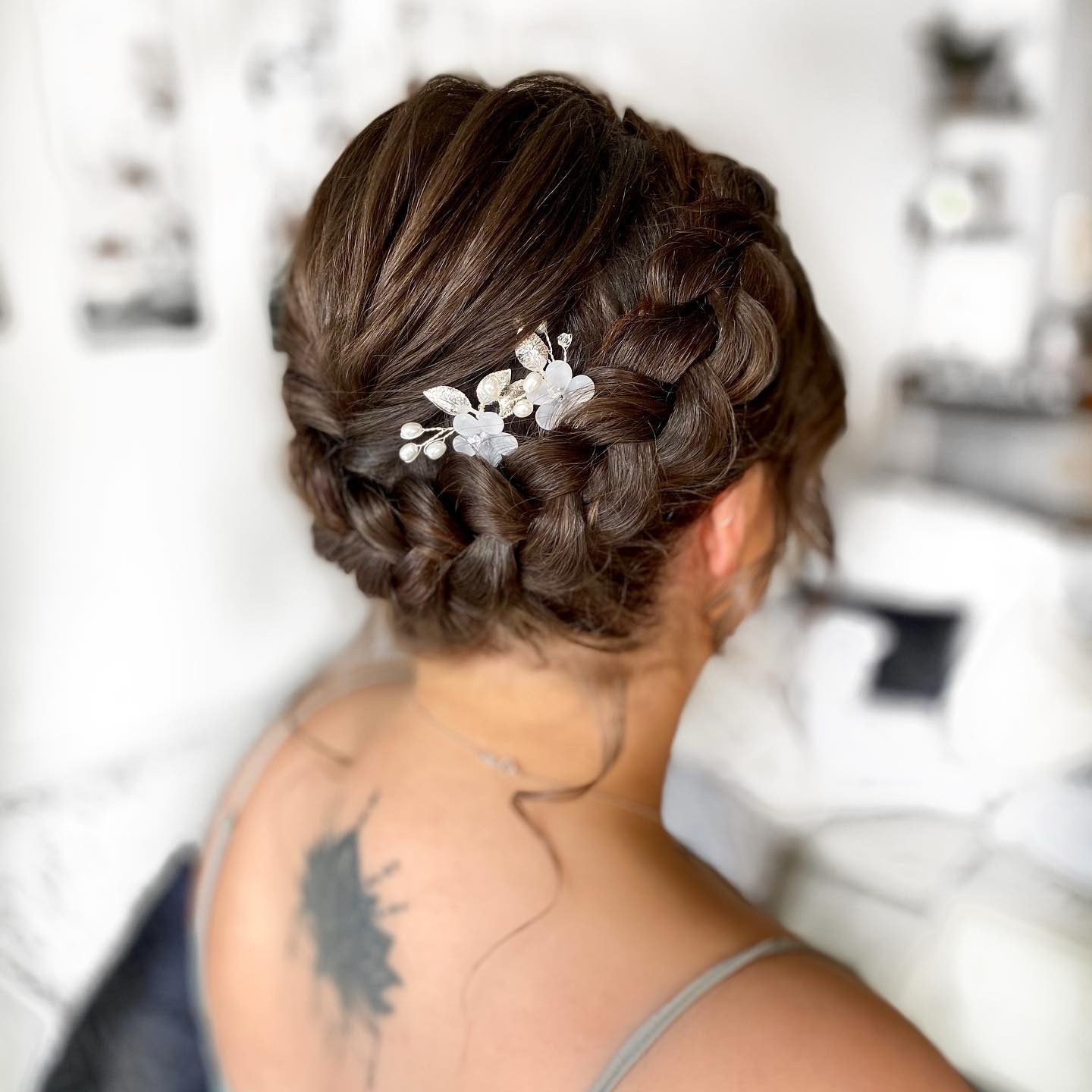 12. Elegante Brünette Krongeflecht mit Blumennadel (Frisuren für Kronengeflecht)