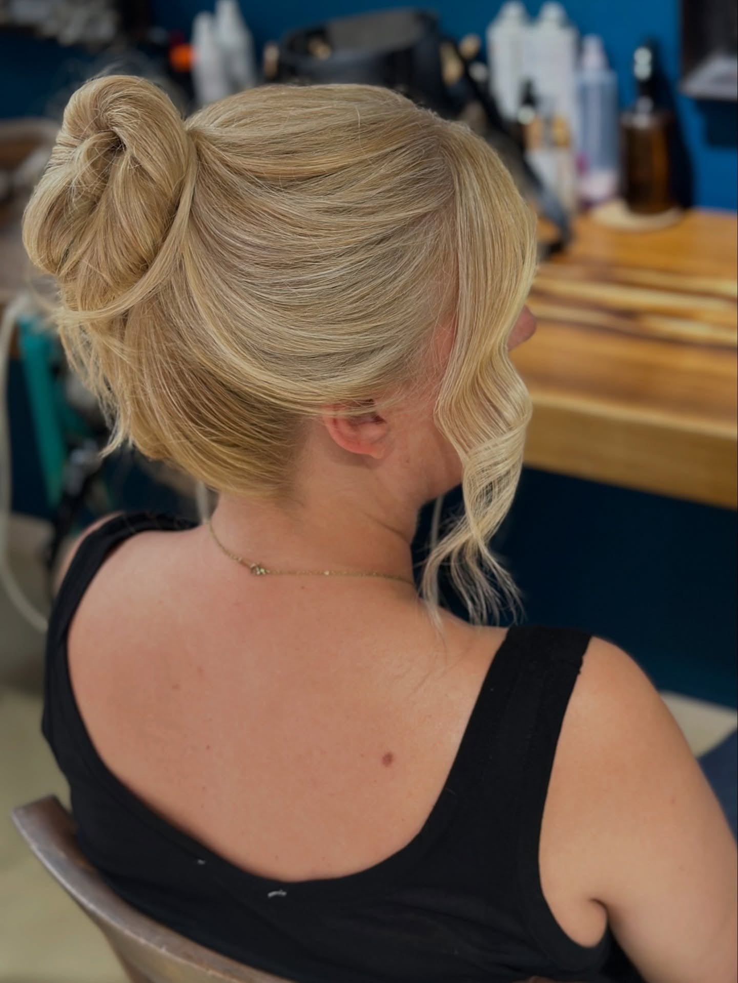 12. Elegantes Hochbrötchen auf goldener Blondine (Brötchen Frisuren)