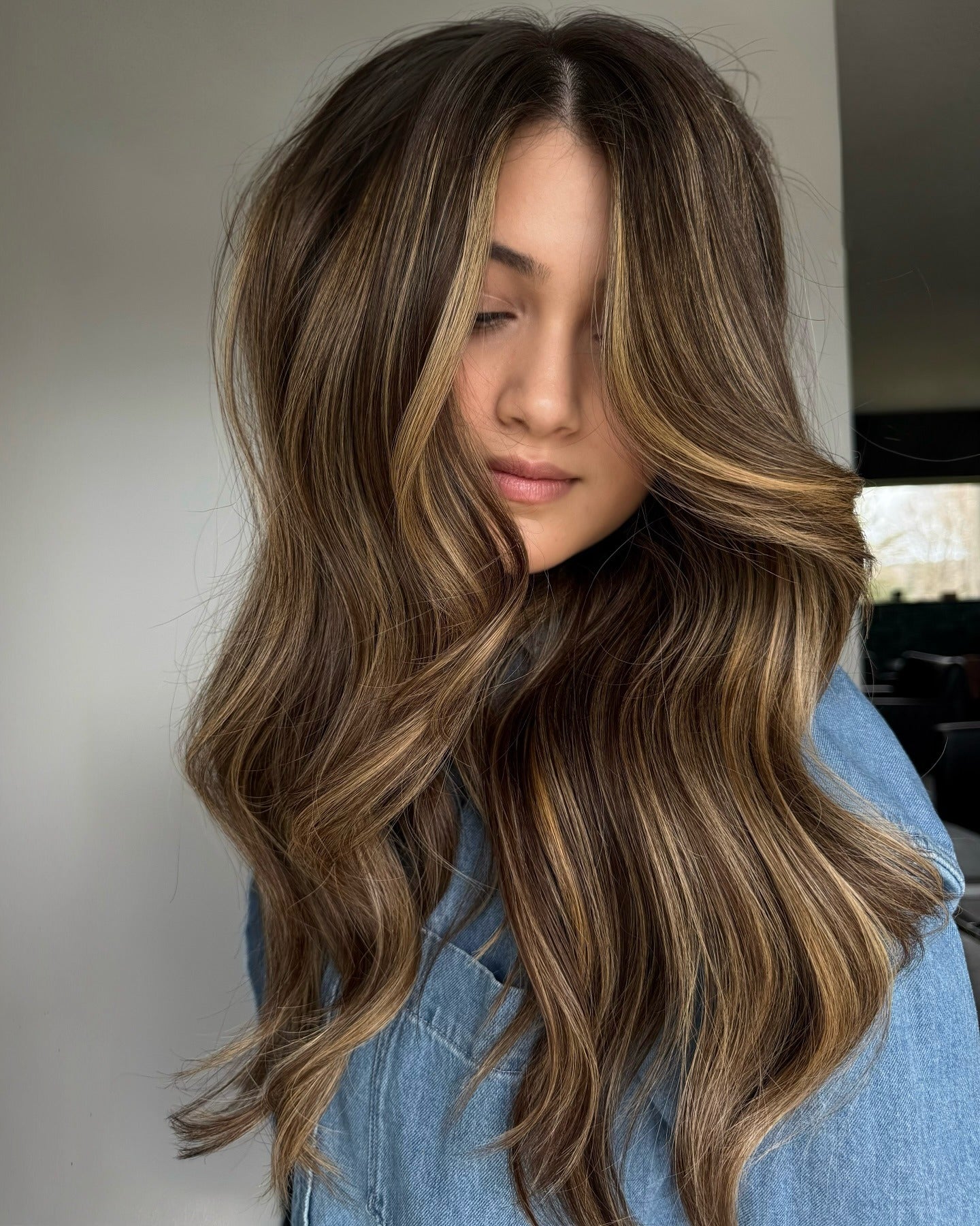 12. Gesichtswellen mit tiefem Karamellkontrast (Karamellbalayage mit Highlights)
