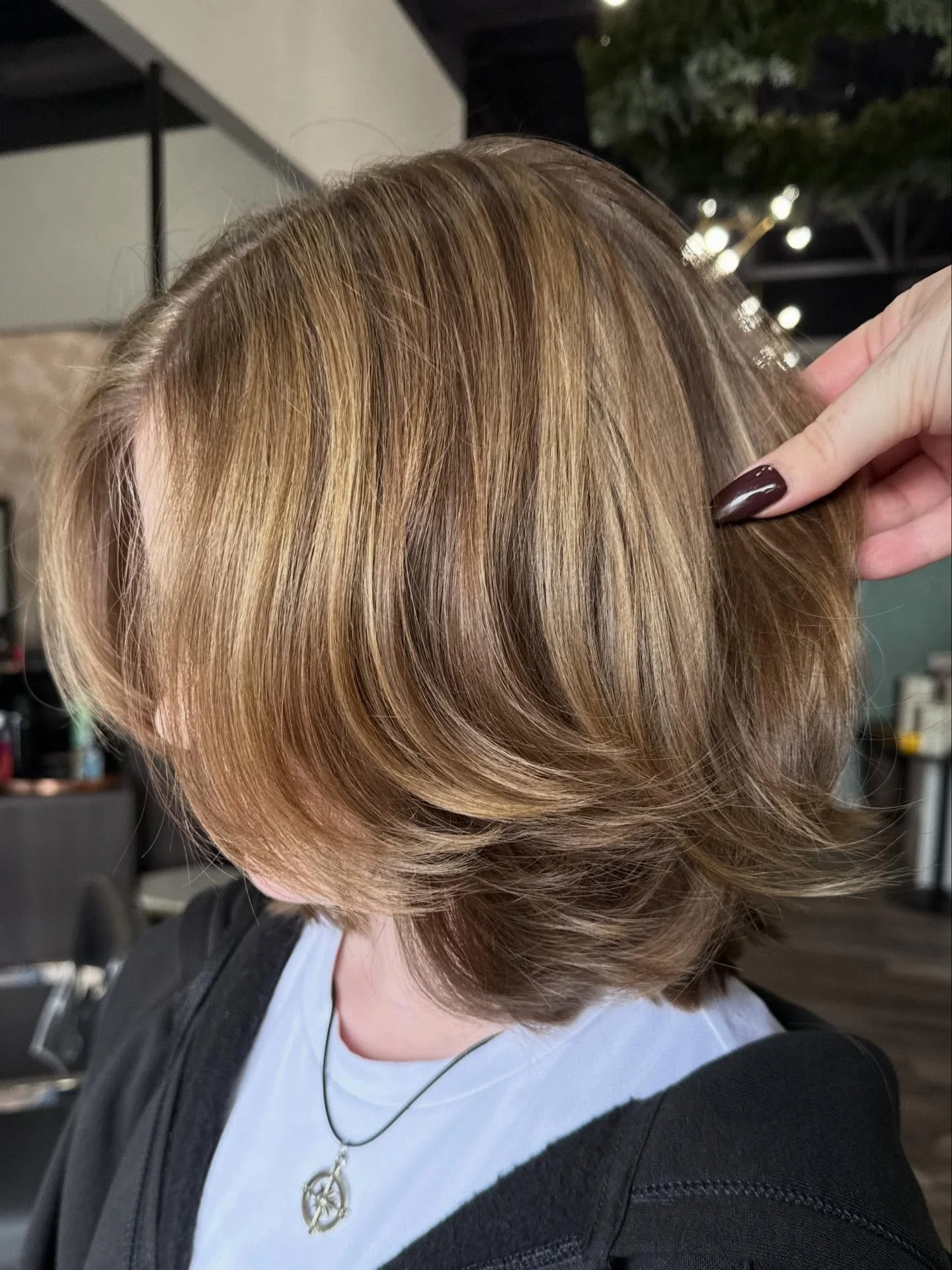 12. Gefiederter geschichteter Bob in warmem Karamellbraun (geschichtete Bob-Frisuren)