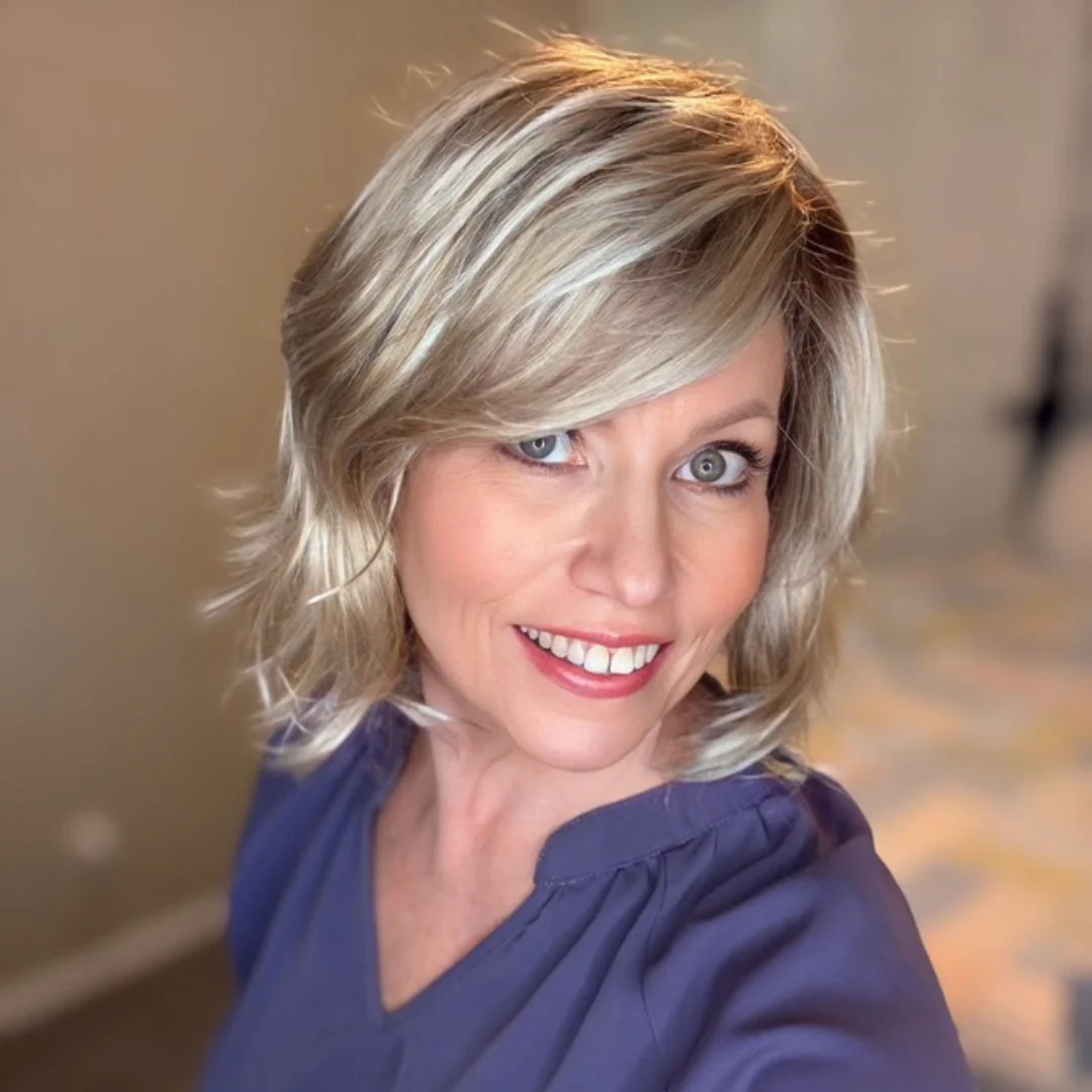 12. Gefiederter mittlerer Bob mit kühlem Silberblond (mittlere Bob-Frisuren)