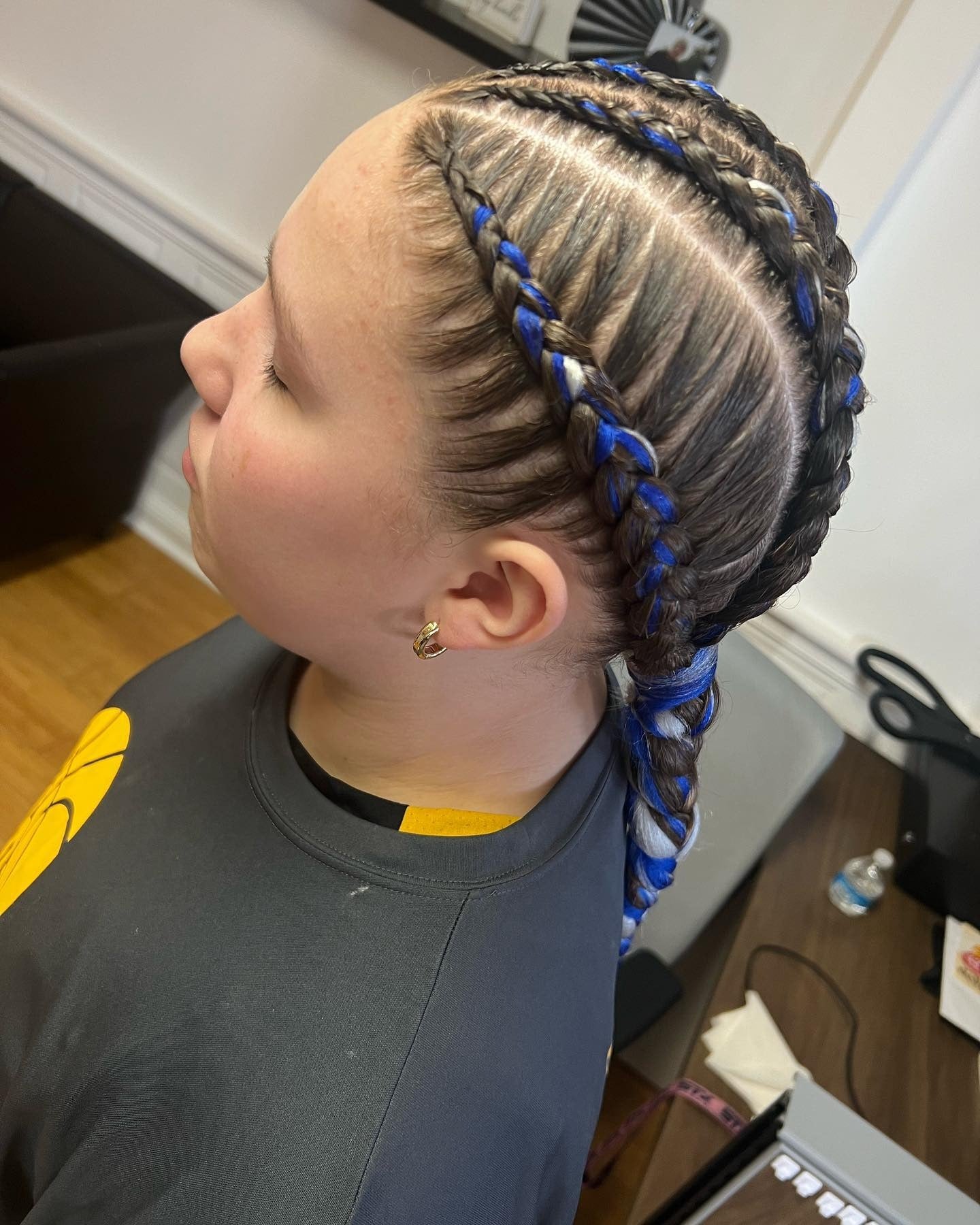 12. Einspeisung Cornrows mit blauen Highlights (Softball-Frisuren)