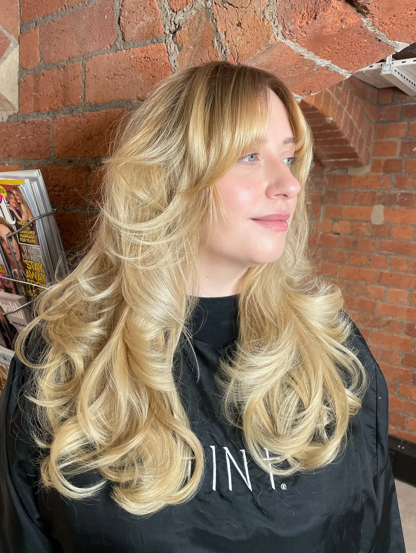 12. Full Curtain Bangs mit butterblonden Schichten (Curtain Bangs-Frisuren)