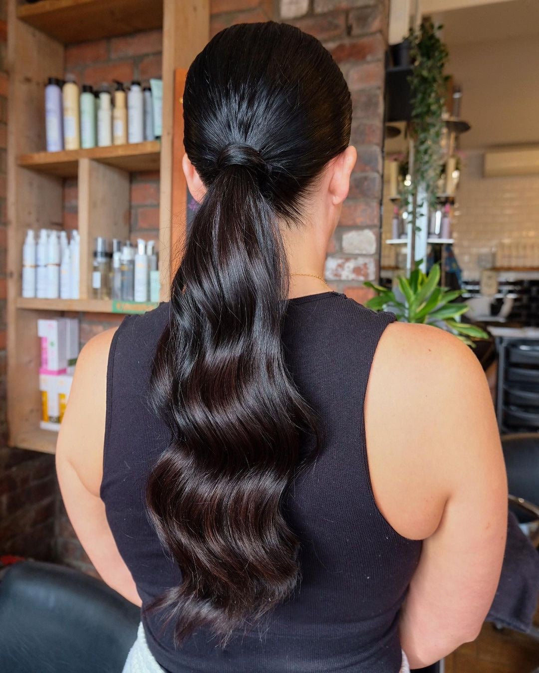 12. Glänzend schwarzer, geformter Pferdeschwanz (Sleek Low Ponytail)