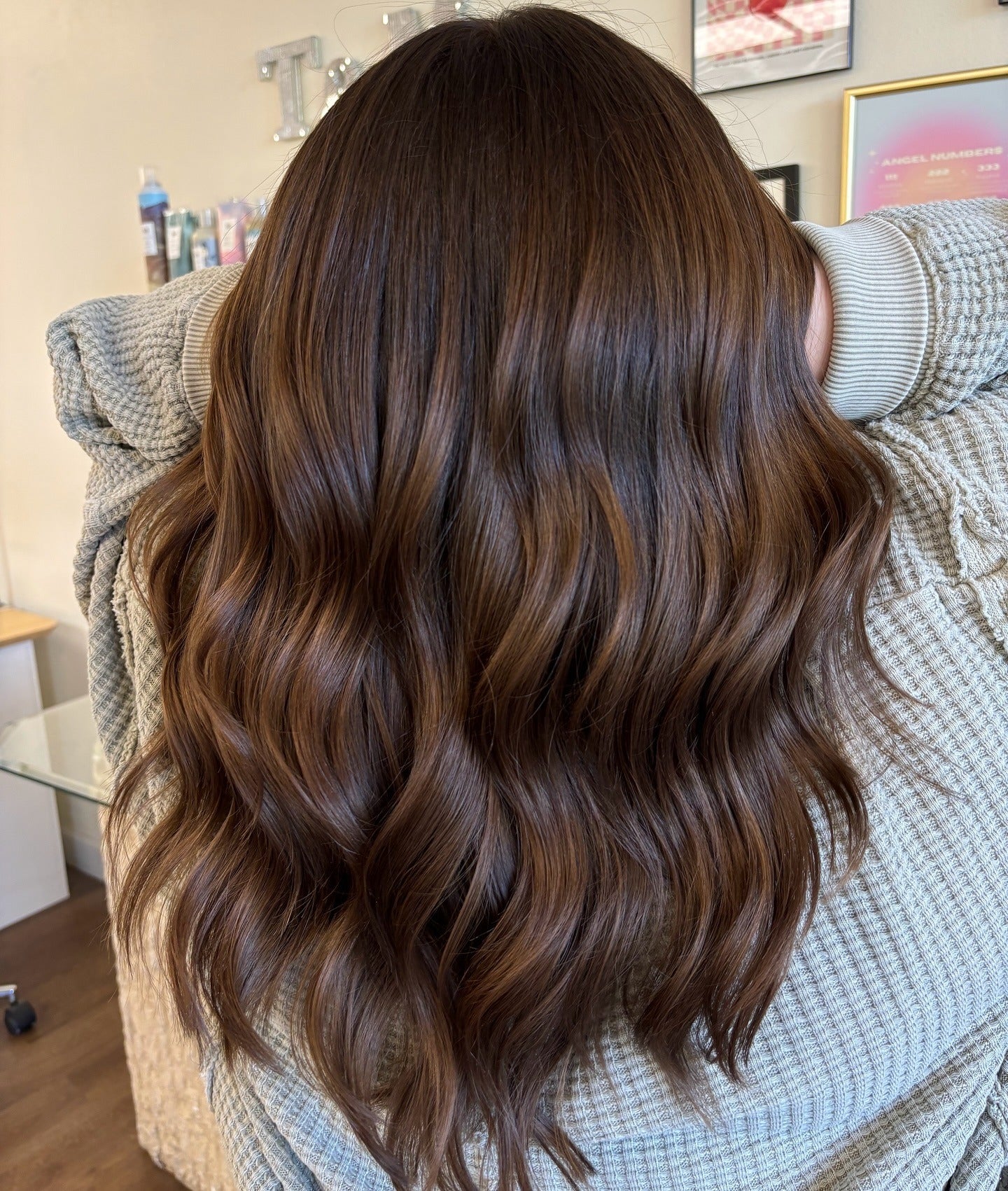 12. Hochglänzende Kastanienwellen (brünette Haarfarbe)