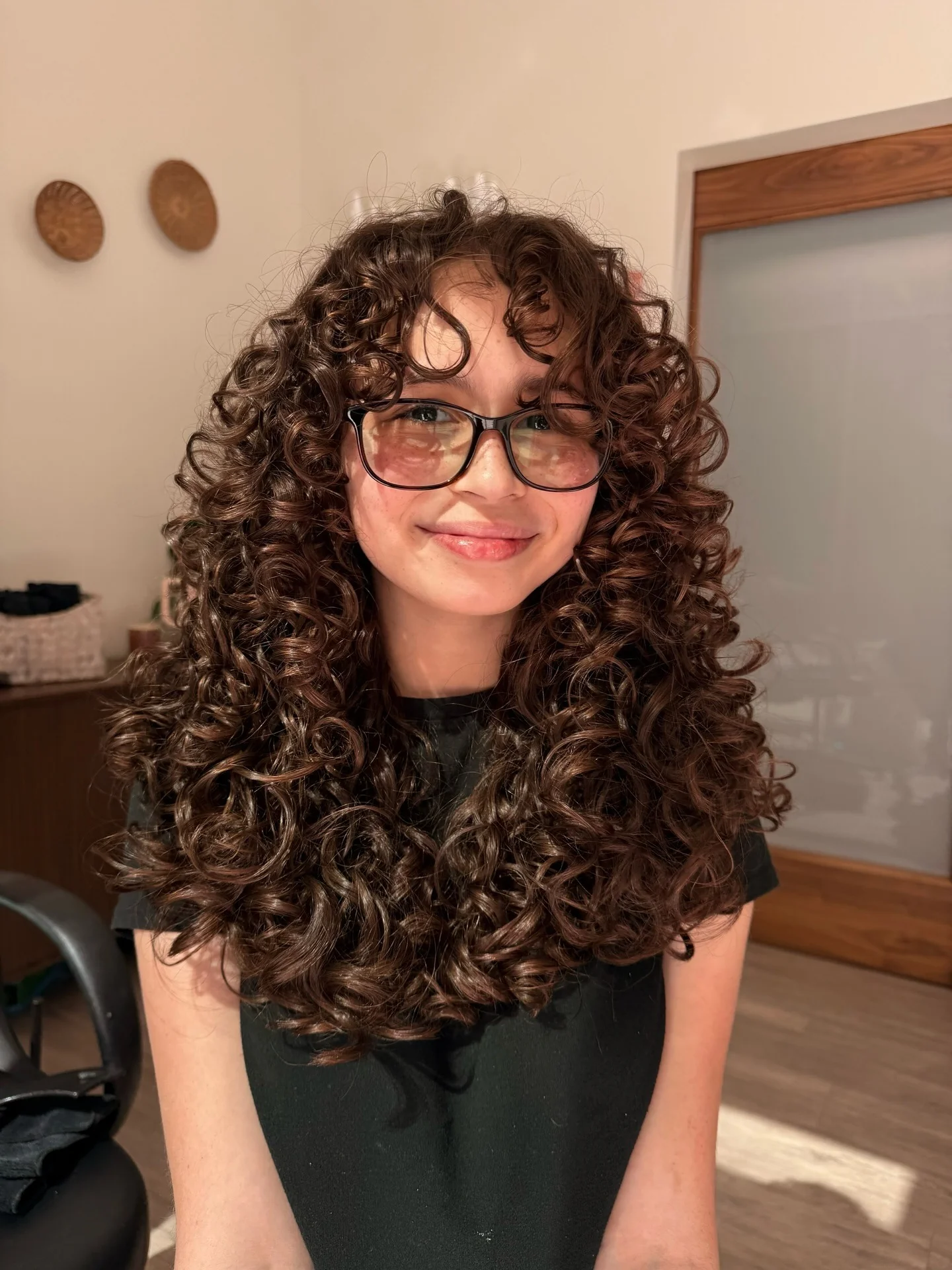 12. Glänzende Locken mit weichen Fransen (dünner Pony für lockiges Haar)