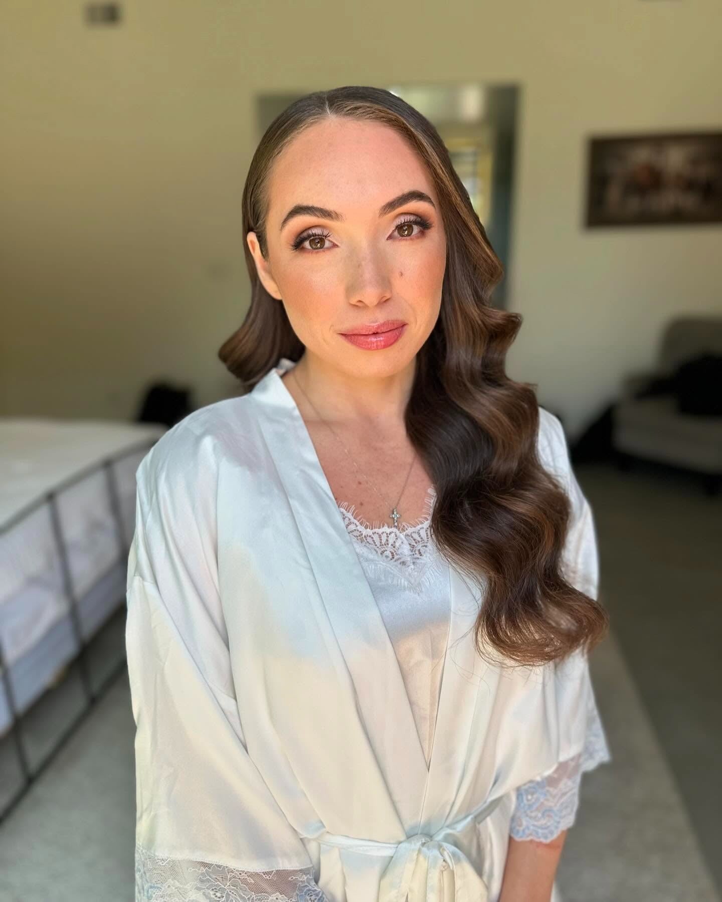 12. Hochglänzende Seitenwellen in Kastanienbraun (elegante Frisuren)