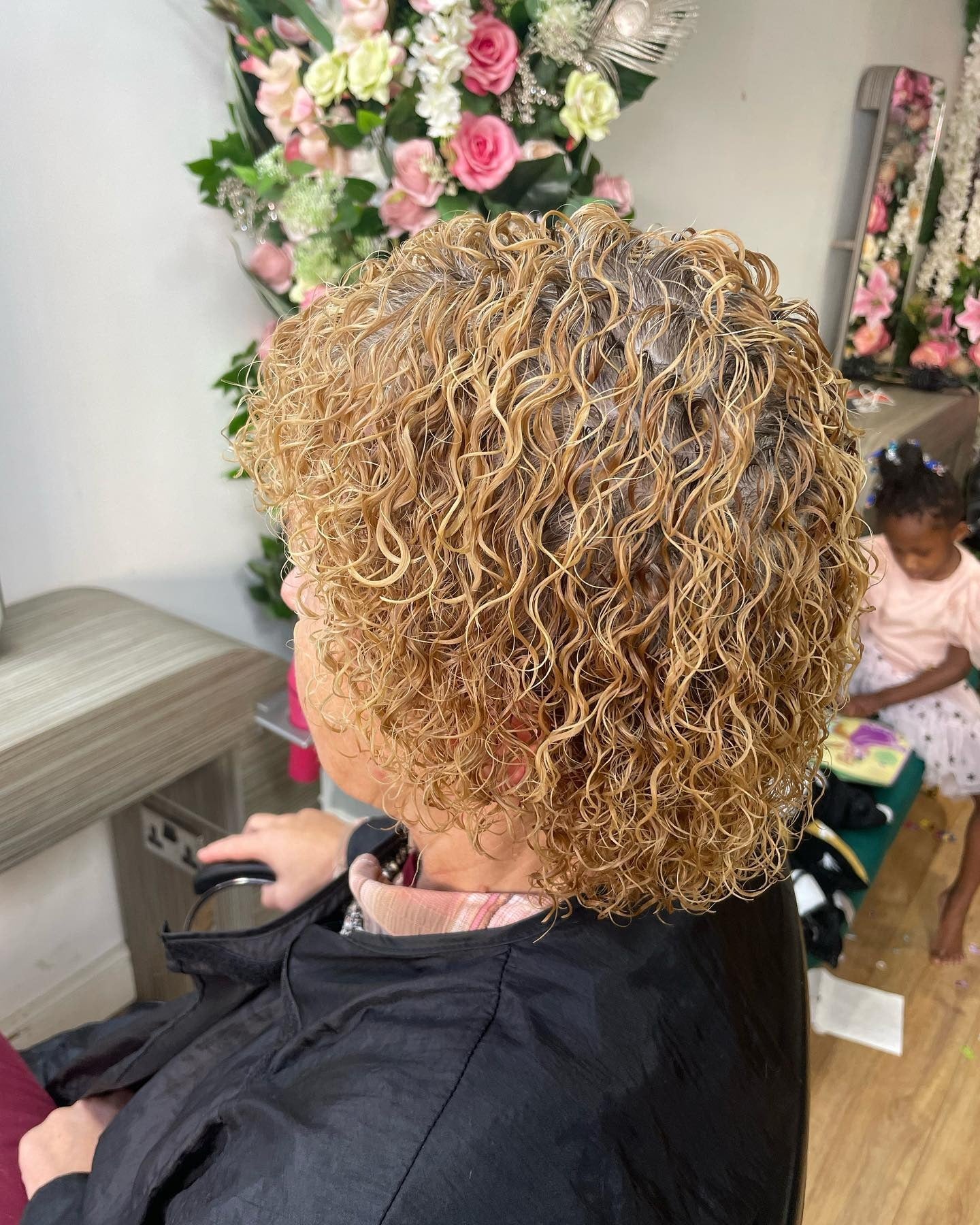 12. Golden Blonde Curly Perm mit kurzen Schichten (Perm Frisuren)