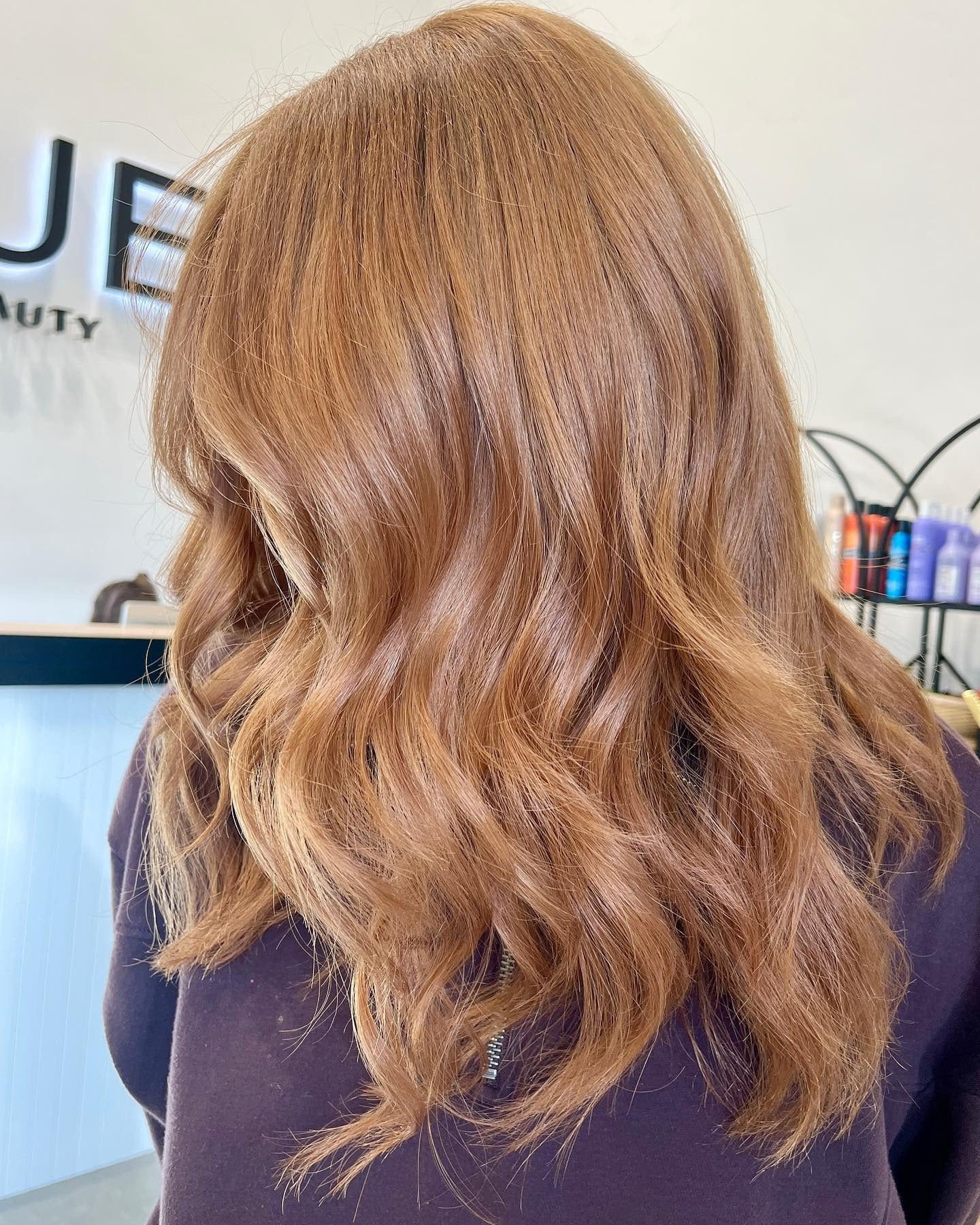 12. Goldbraune Wellen mit warmem Kupfereinfluss (goldbraune Haarfarbe)