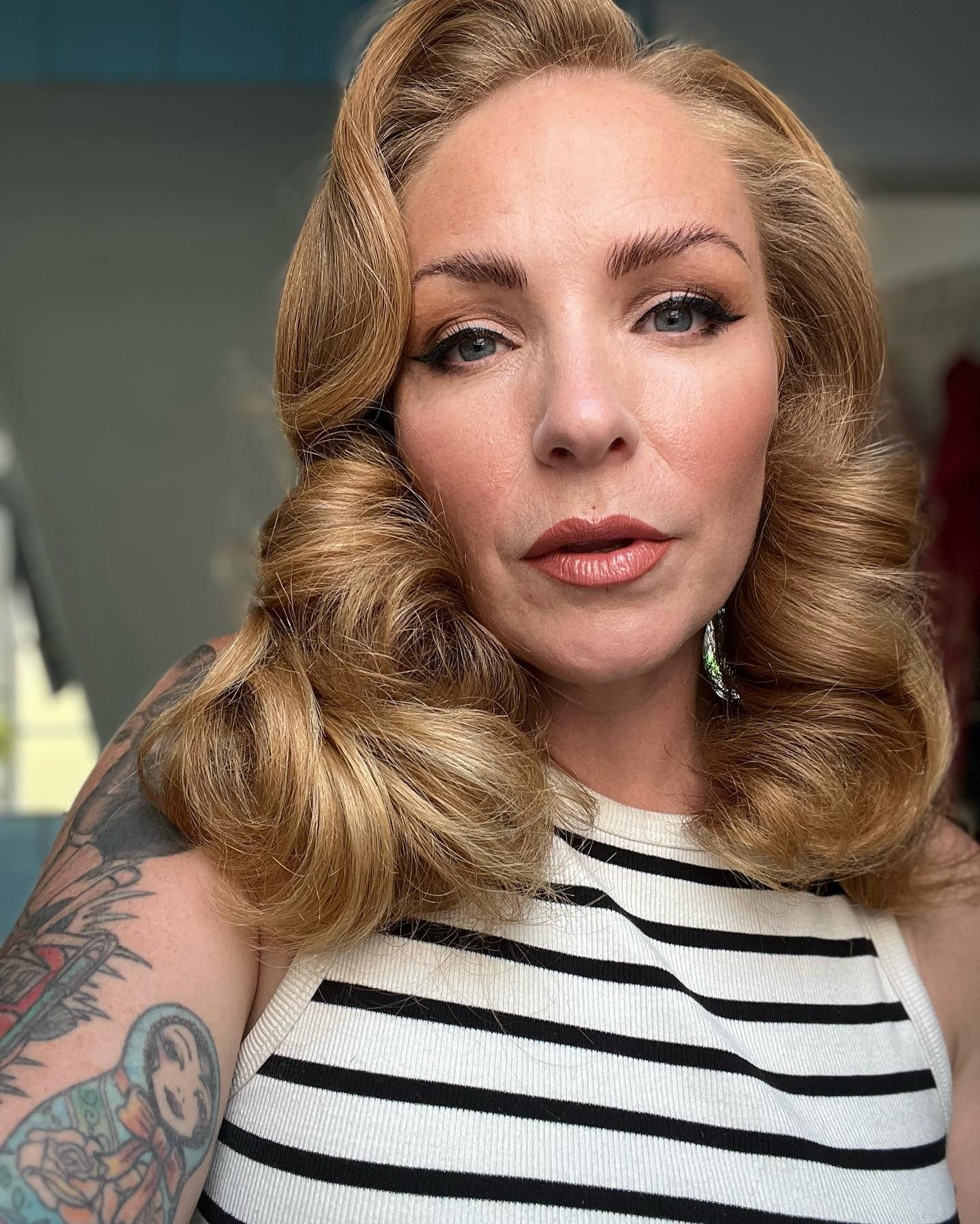 12. Goldene Karamell-Locken (Vintage-Locken-Frisuren)