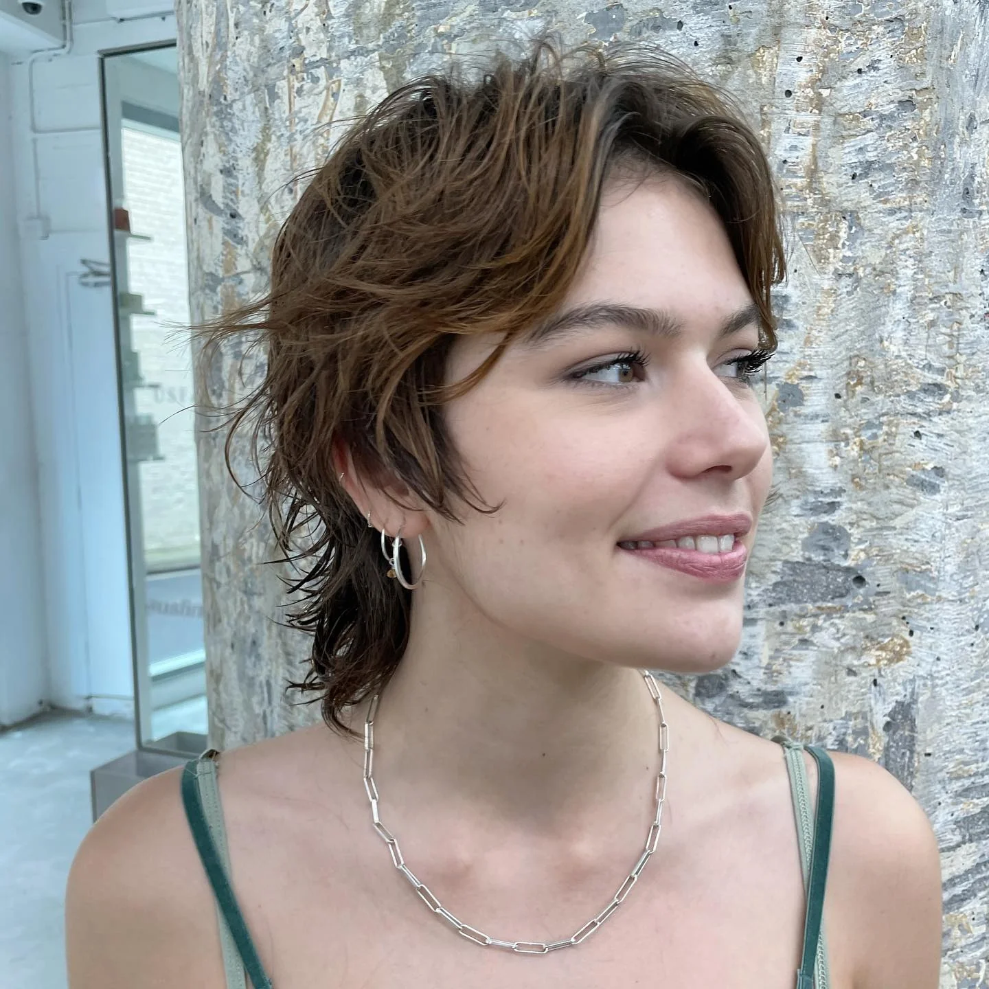 12. Golden Chestnut Textured Wolf Cut (kurzer Wolf Cut)