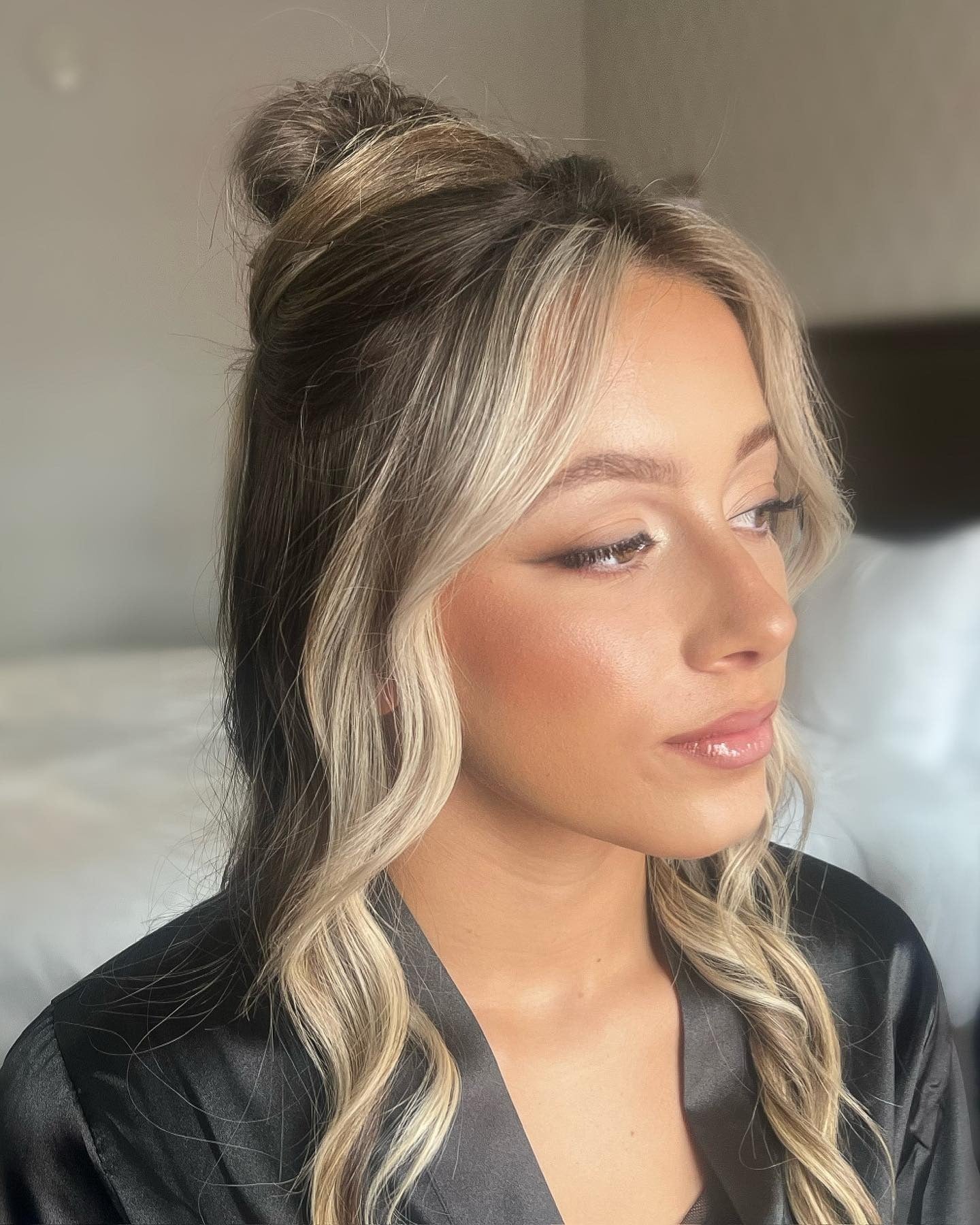 12. Half-up-Top-Knoten mit blonden Gesichtslichtern (Brautjungfernfrisuren)