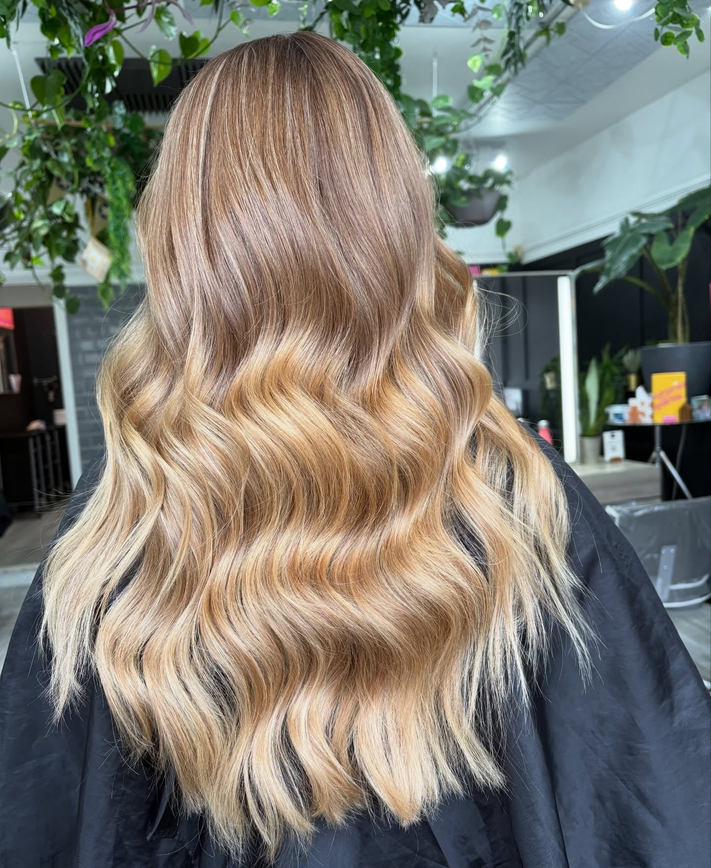 12. Honey Blonde Shadow Root Melt mit strandigen mittellangen Wellen (Honigblonde Haarfarbe)