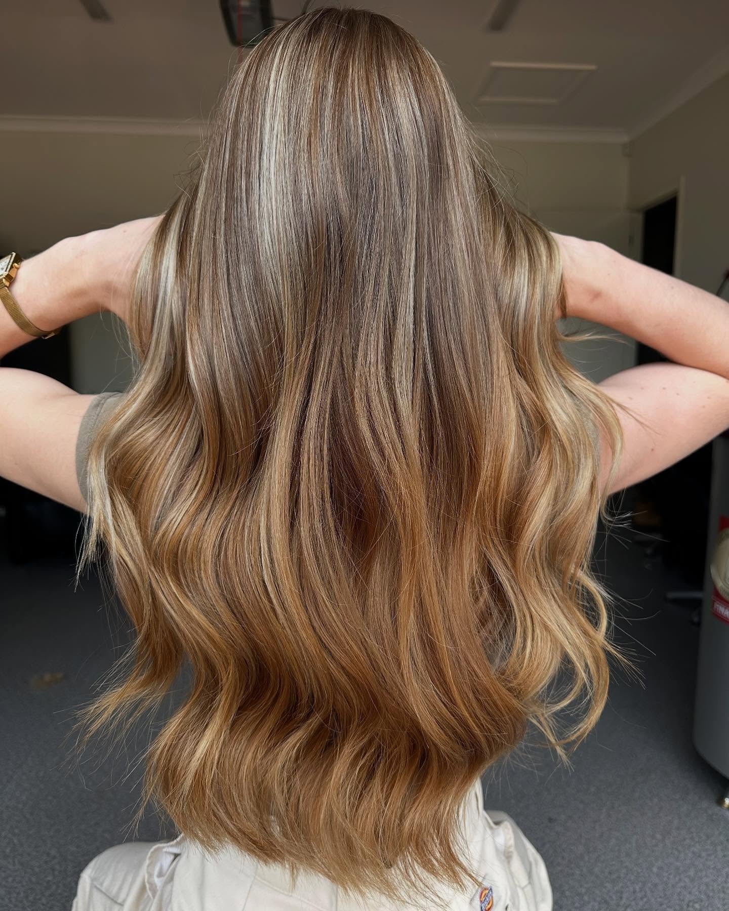 12. Honigbronze subtile Wellen (Frisuren mit langer Welle)