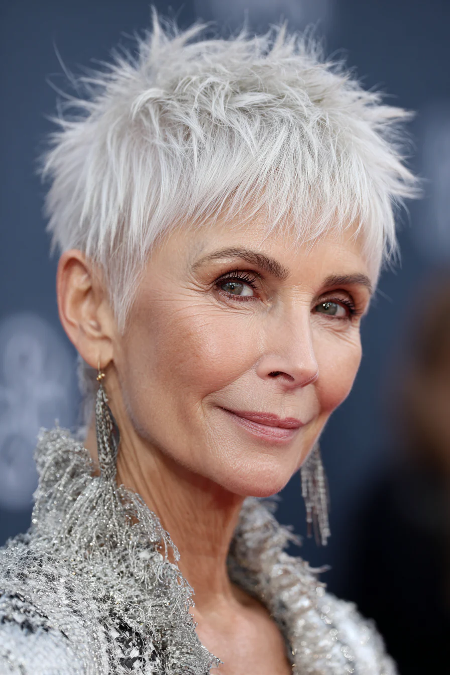 12. Eisblonde Frisur mit spitz zulaufenden Seiten (Neue Frisuren für Frauen über 60) – Neue Frisuren für Frauen über 60