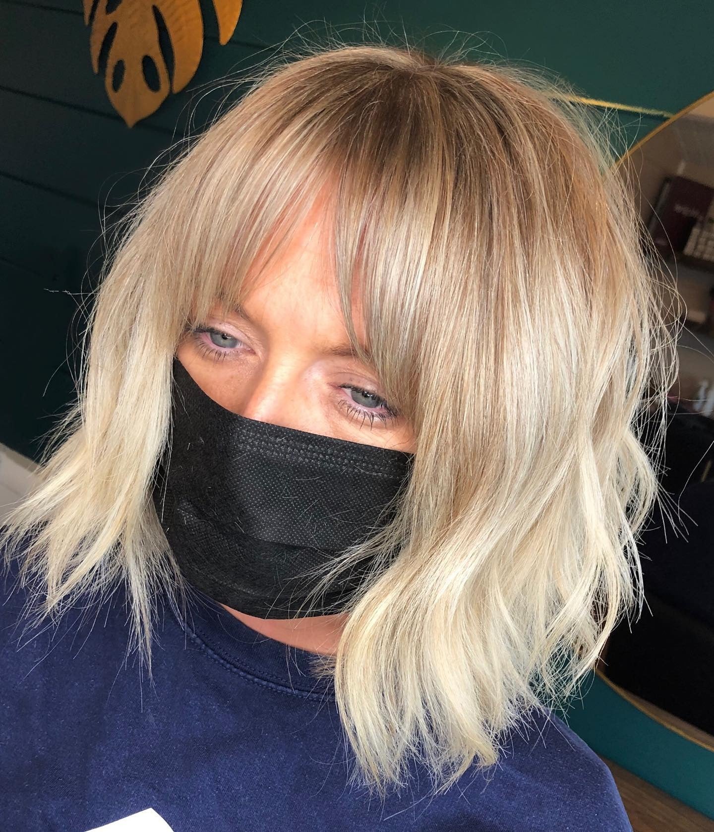 12. Eisblonder strukturierter Bob mit zarten Fransen (Chaotischer Bob-Haarschnitt)