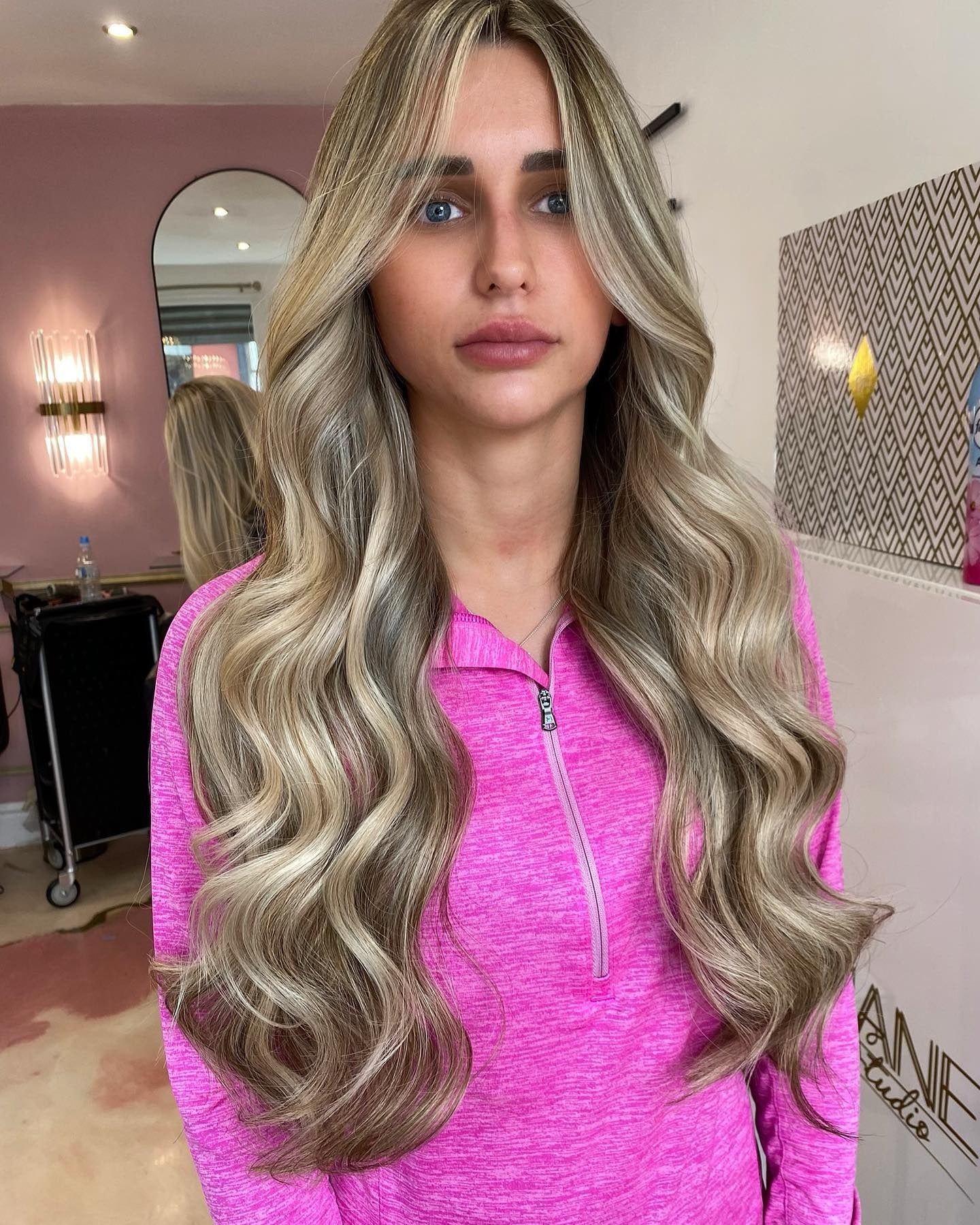 12. Eisiges, dimensionales Blond mit fließenden Schichten (zerzauste Frisuren)