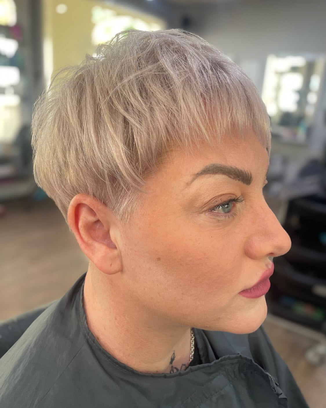 12. eisige Flila -Ernte mit Baby -Pony (kurze, abgehackte Haare)