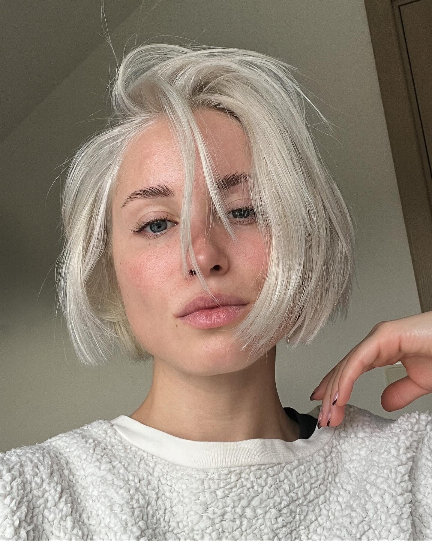 12. Icy Platinum Textured Bob (unordentlicher Haarschnitt für Frauen)