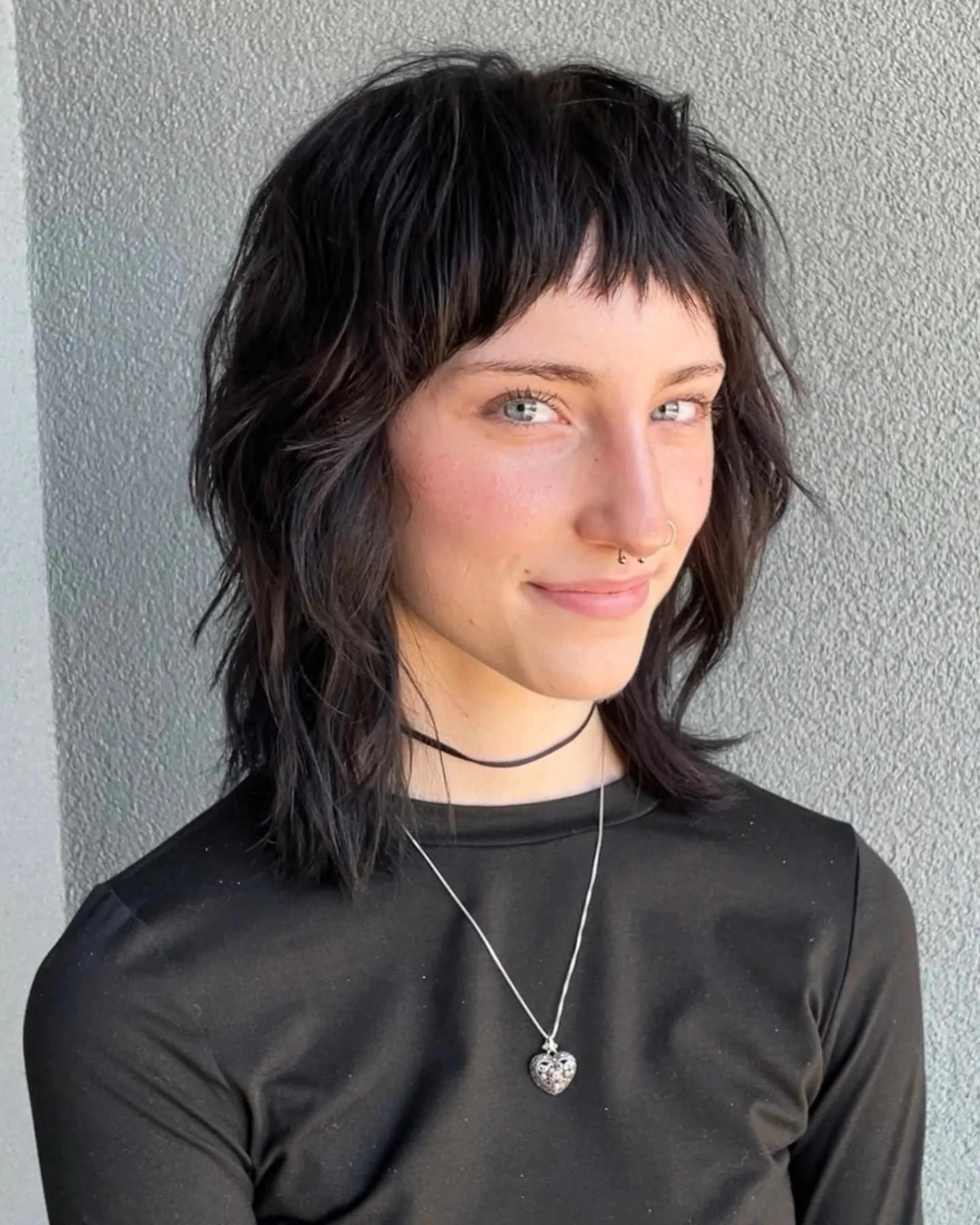 12. Tintenschwarzer Wolfsschnitt mit abgehacktem Pony (Wolfshaarschnitt)