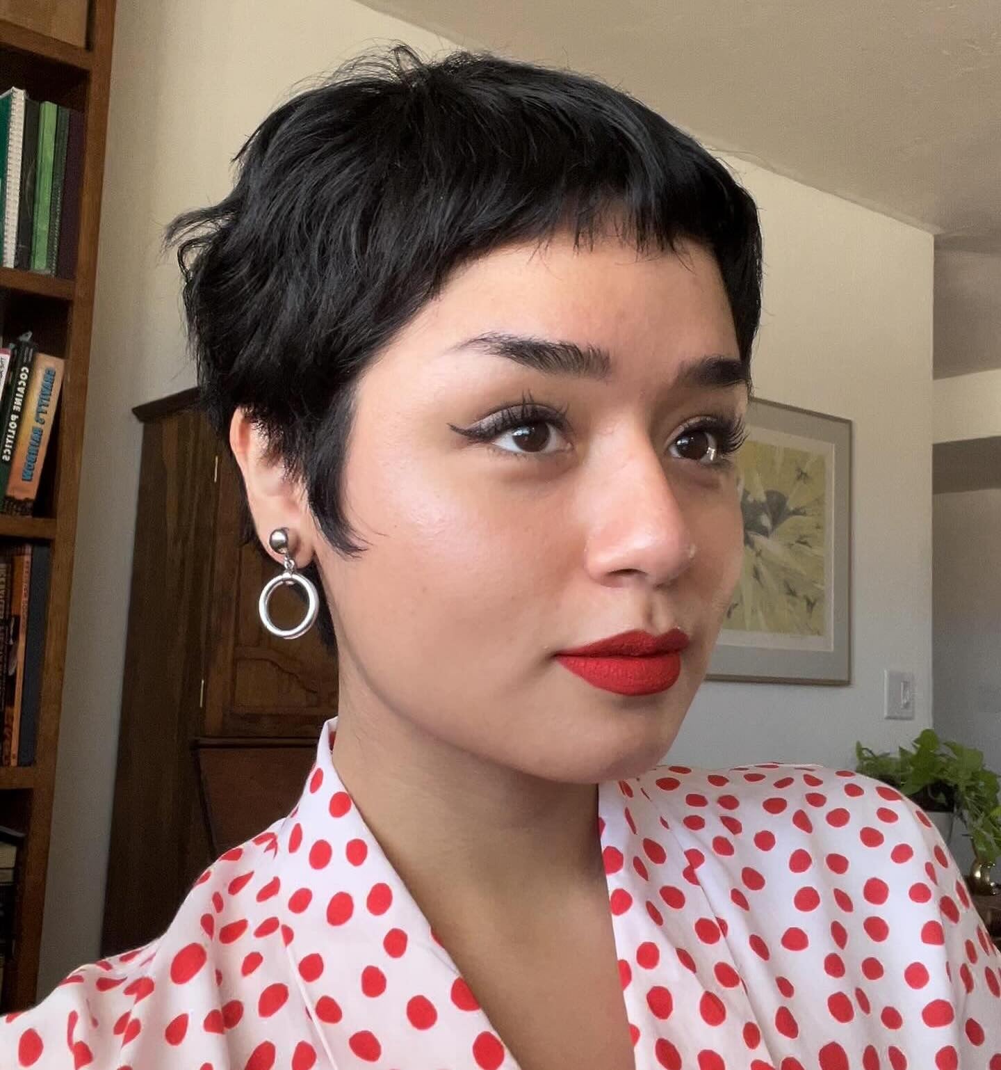 12. Jet Black Cropped Pixie mit Micro Fringe (abgehackte Pixie -Haarschnitte)