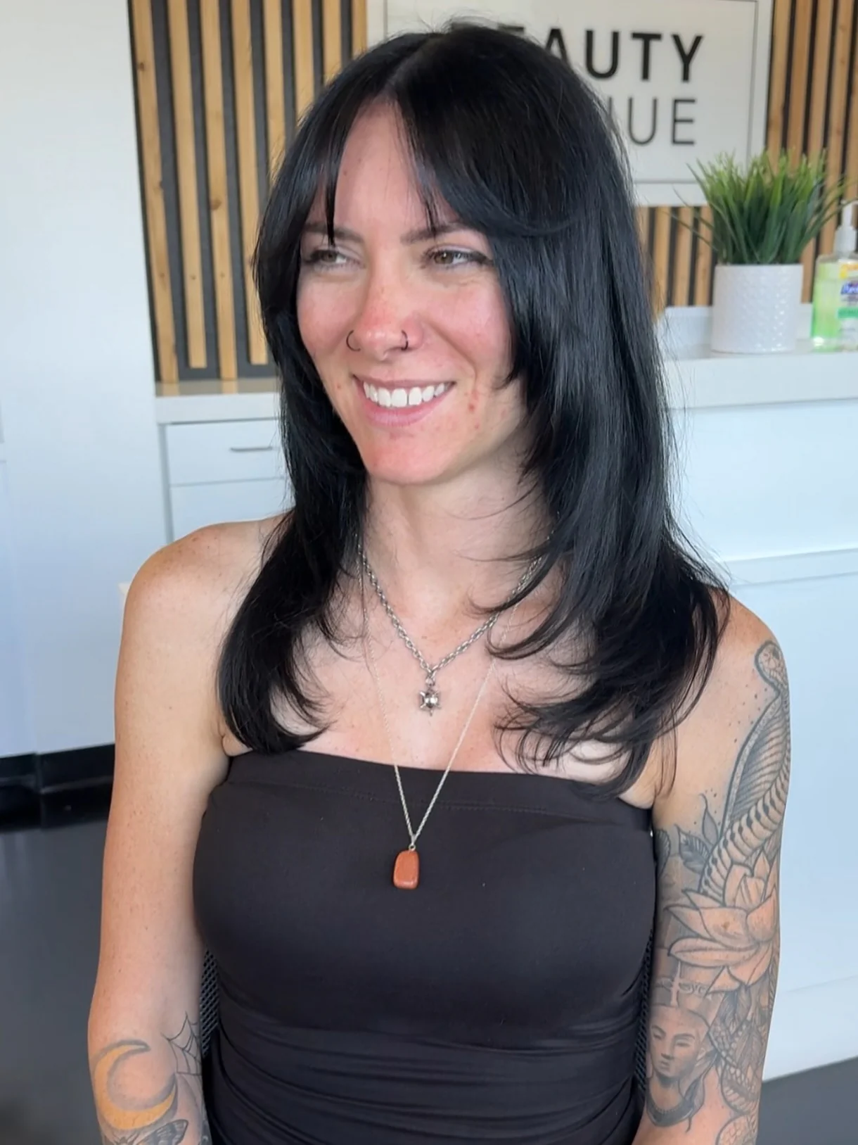 12. Jet Black Wispy Layers mit gefiederten Enden (Wispy Layered Haircuts)