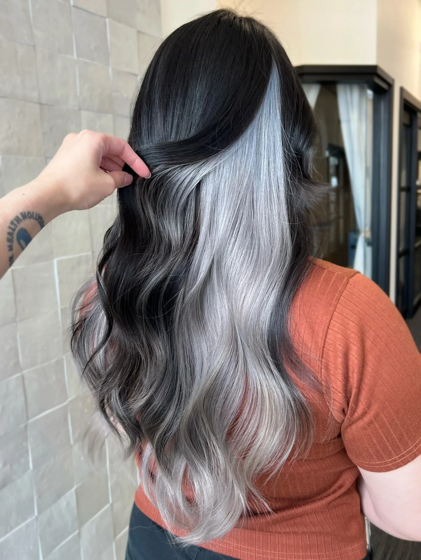 12. Jet Black und Silver Money Piece Melt mit lockeren Wellen (Silberhaarfarbe)