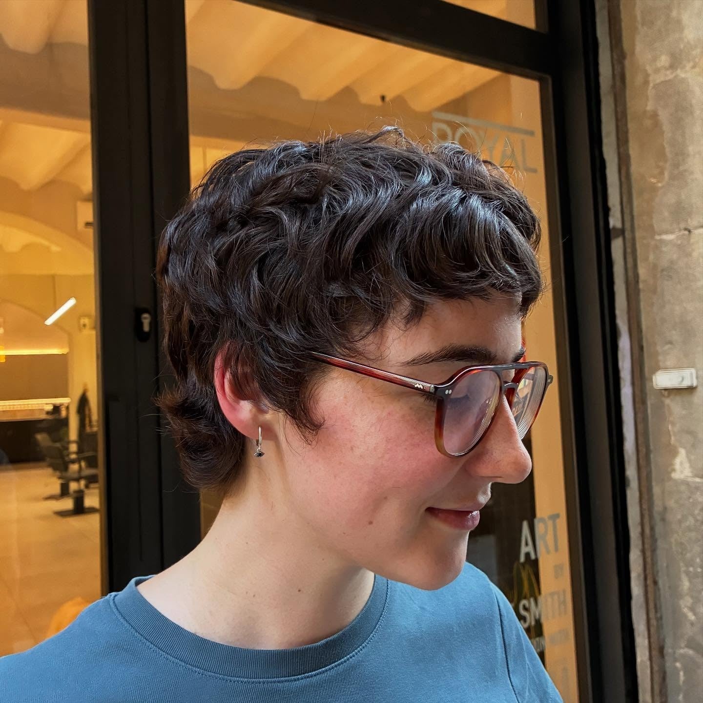 12. Layered Curly Pixie mit sanfter brauner Dimension (Curly Pixie Cut)