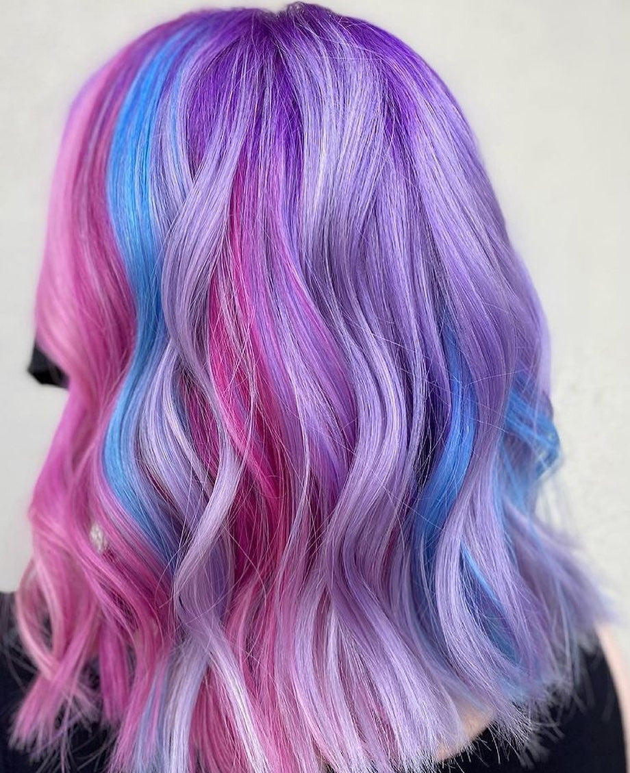 12. Lilac Bob mit elektrischen rosa und blauen Akzenten (Pastellhaarfarben)