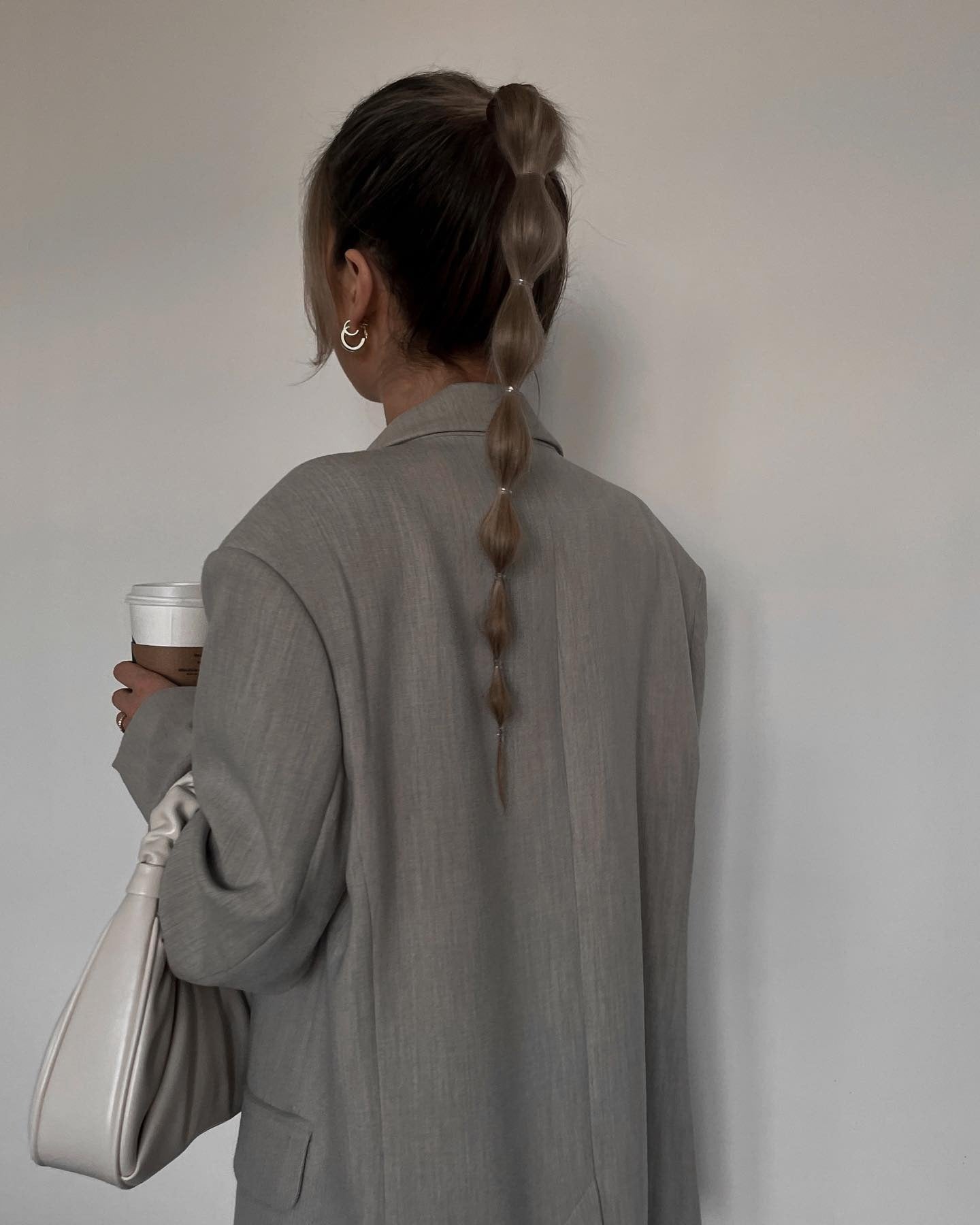 12. Langer Blasenponytail mit kühlem aschbraunem Glanz (Bubble Ponytail)