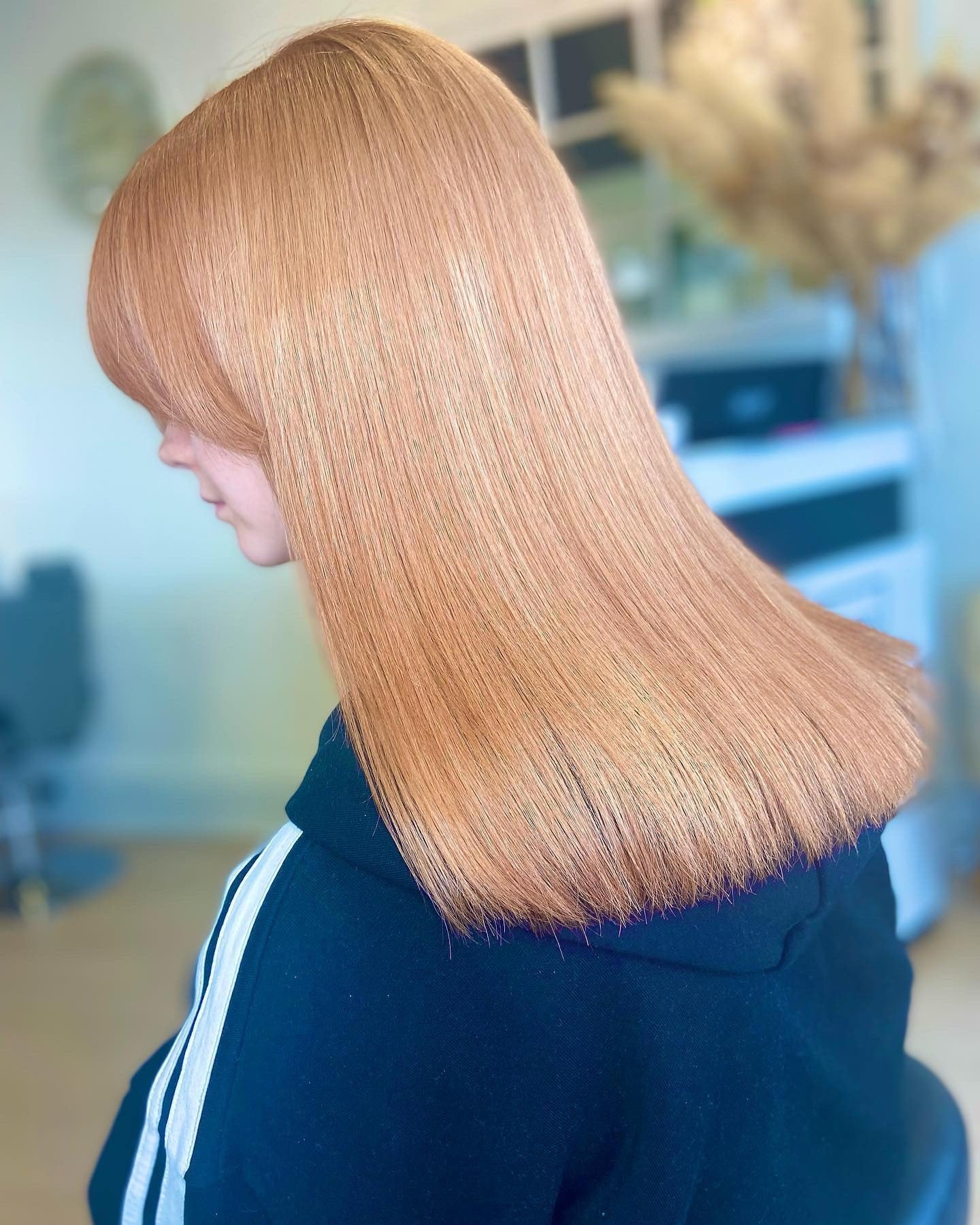 12. Langes, glattes Kupferhaar mit vollem Pony (Gerade Frisuren mit Pony)