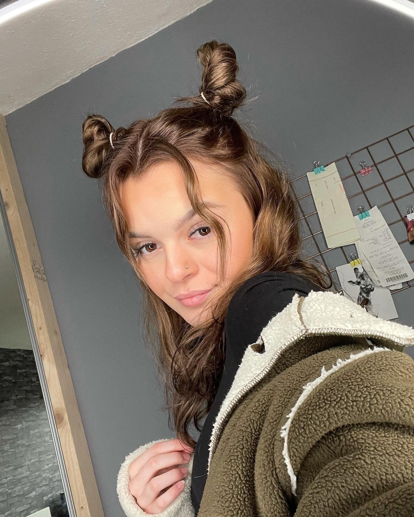 12. Unordentlich halb-up-Raumbrötchen auf warmem braunen Haaren (Space Buns Frisuren)