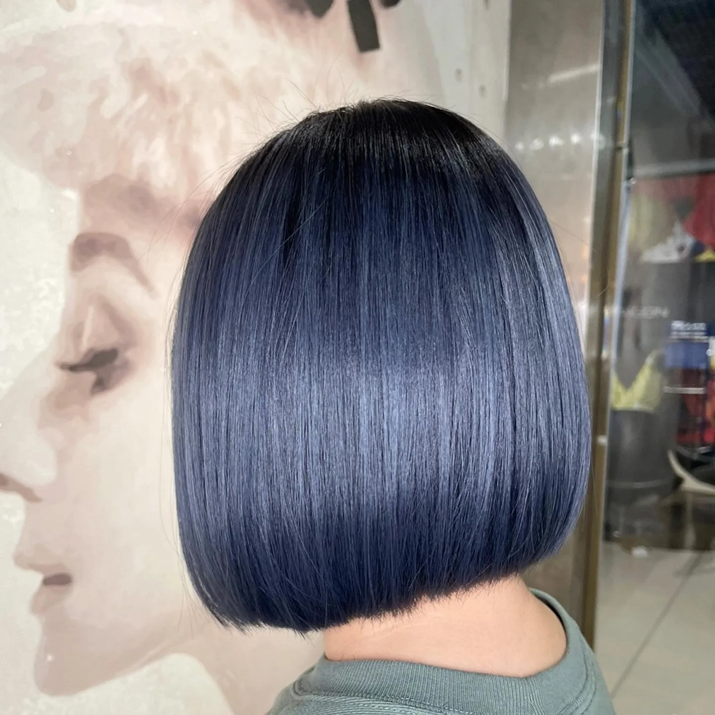 12. Midnight Blue Precision Bob (Rauchblaue Haarfarbe)