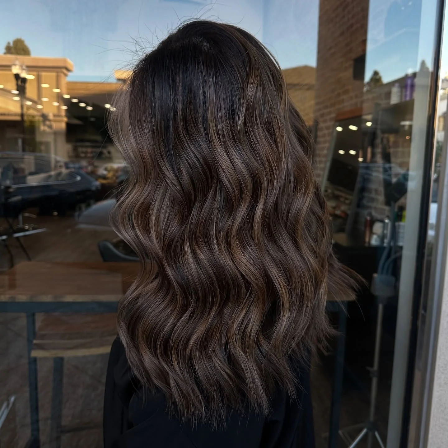 12. Mokkabraune Textur mit sandigen hellen Akzenten (dunkelbraunes Haar mit Highlights)