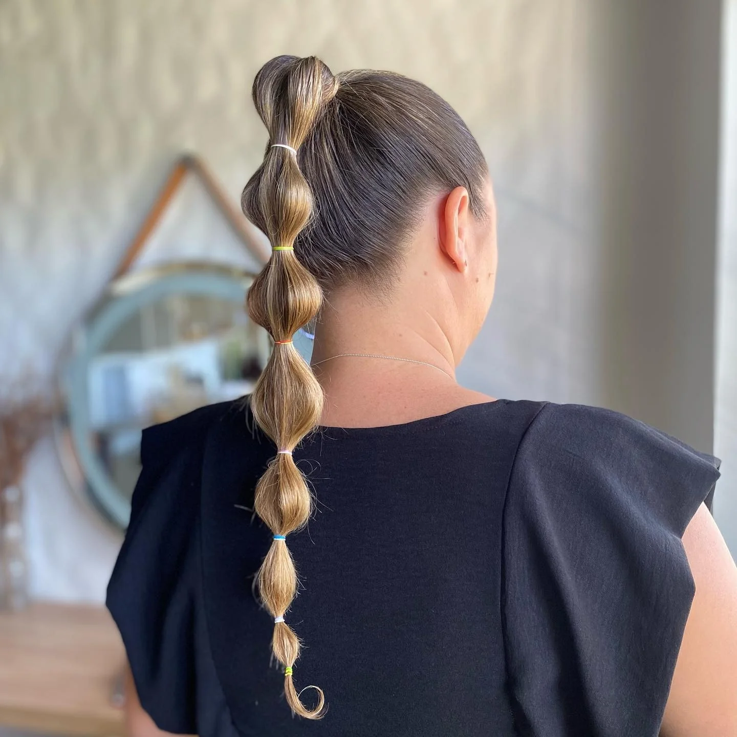 12. Multielastischer Karamell-Bubble-Pferdeschwanz mit glänzendem Finish (Bubble-Pferdeschwanz-Frisuren)