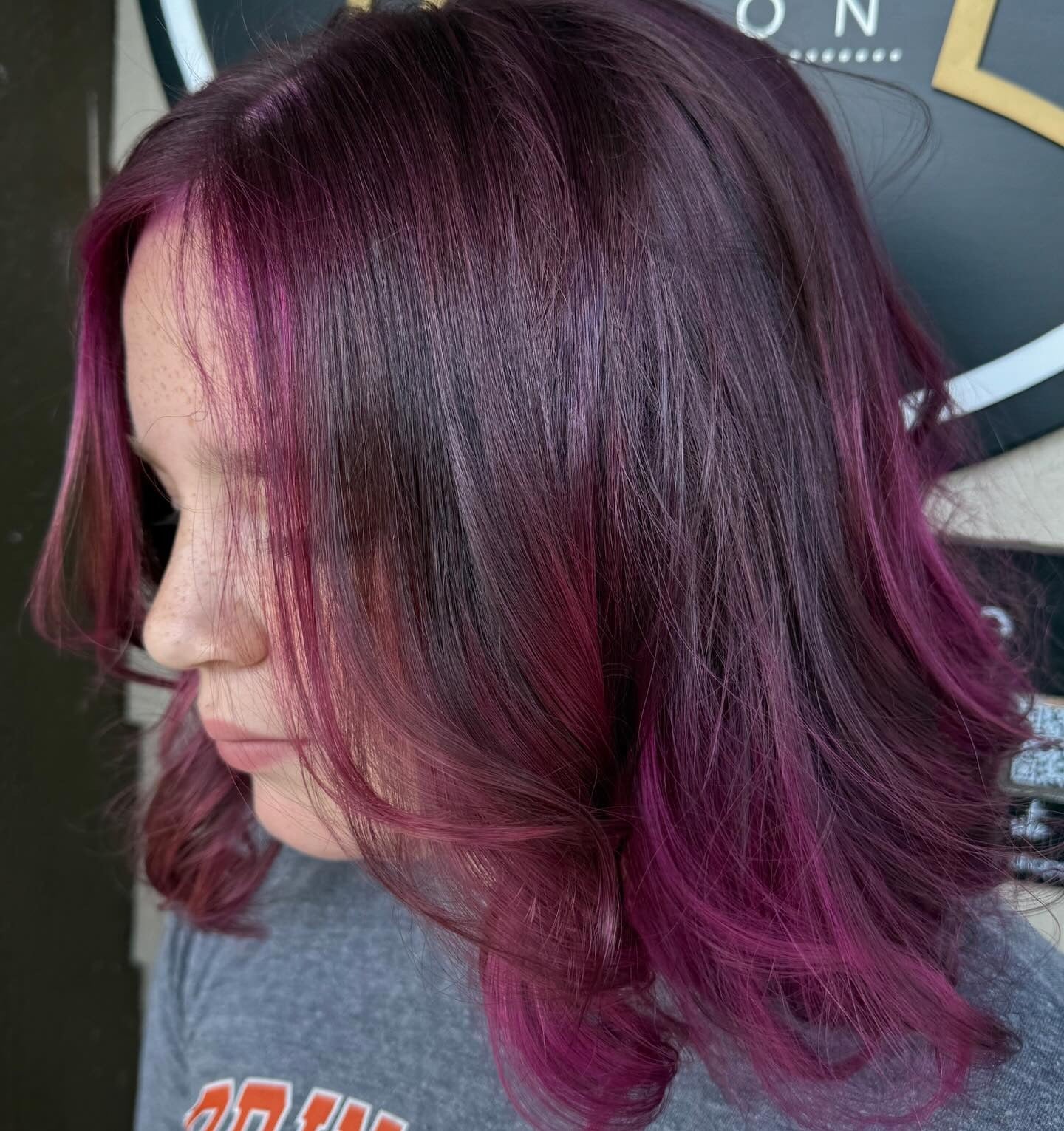 12. Gedämpftes Magenta mit natürlichem Wurzelschatten (Magenta-Haarfarbe)