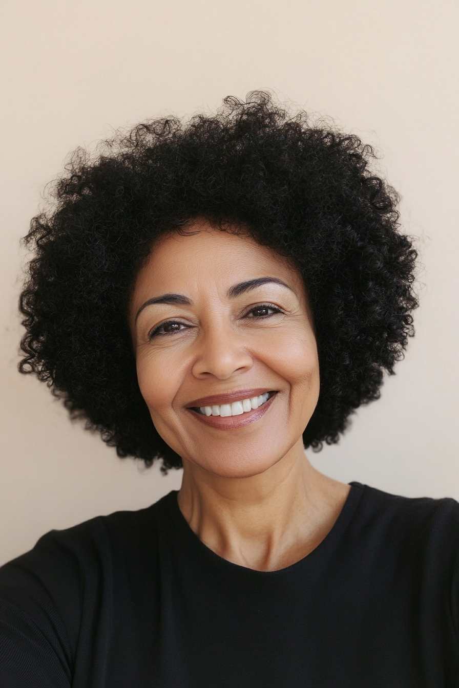 12. Natural Black Curly Afro Pixie (funkige Haarschnitte für Frauen über 50) - Funky Haarschnitte für Frauen über 50