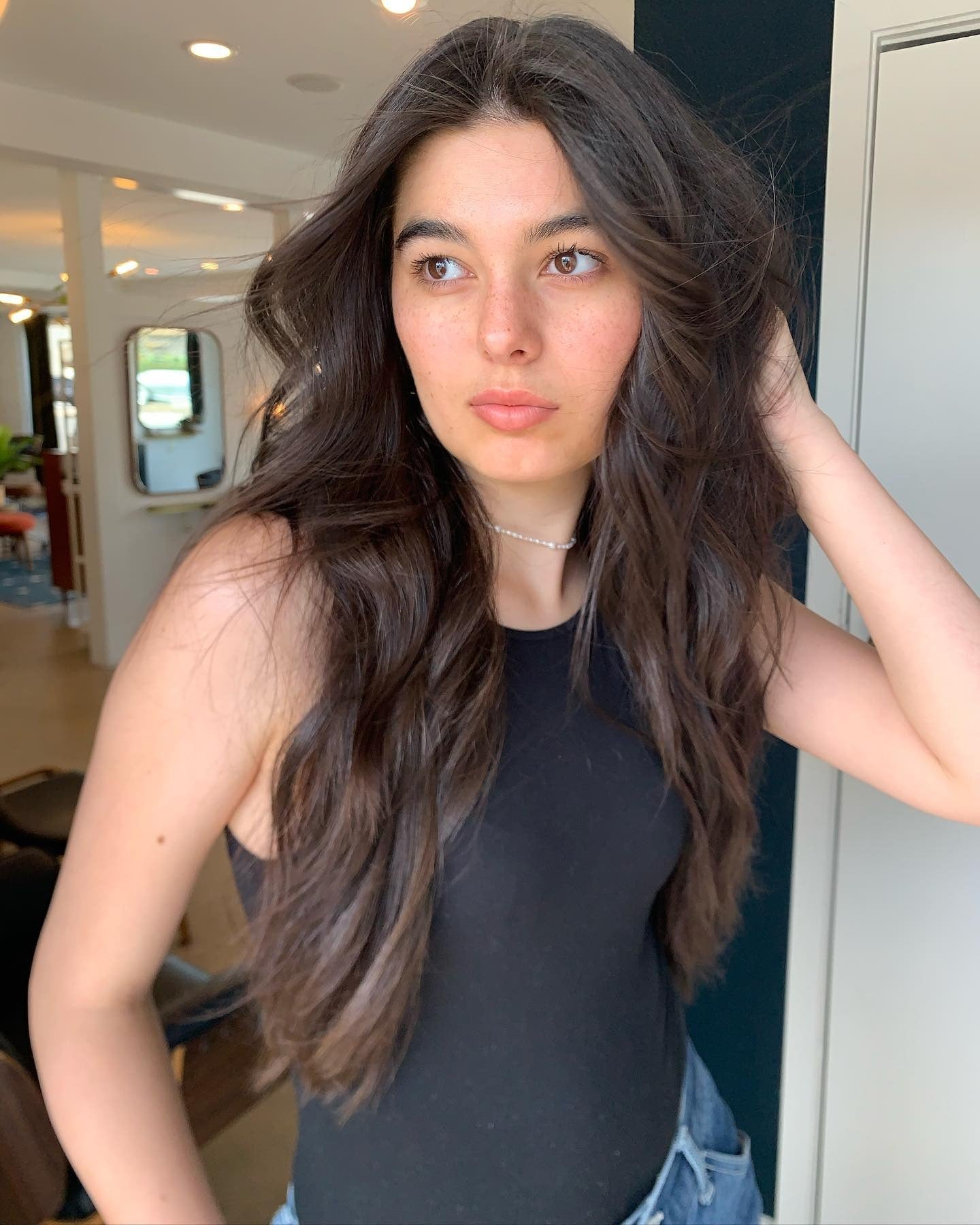 12. Natürliche Brünette mit wispigen Schichten und zerzaustem Finish (lange, wispige Haarschnitte)