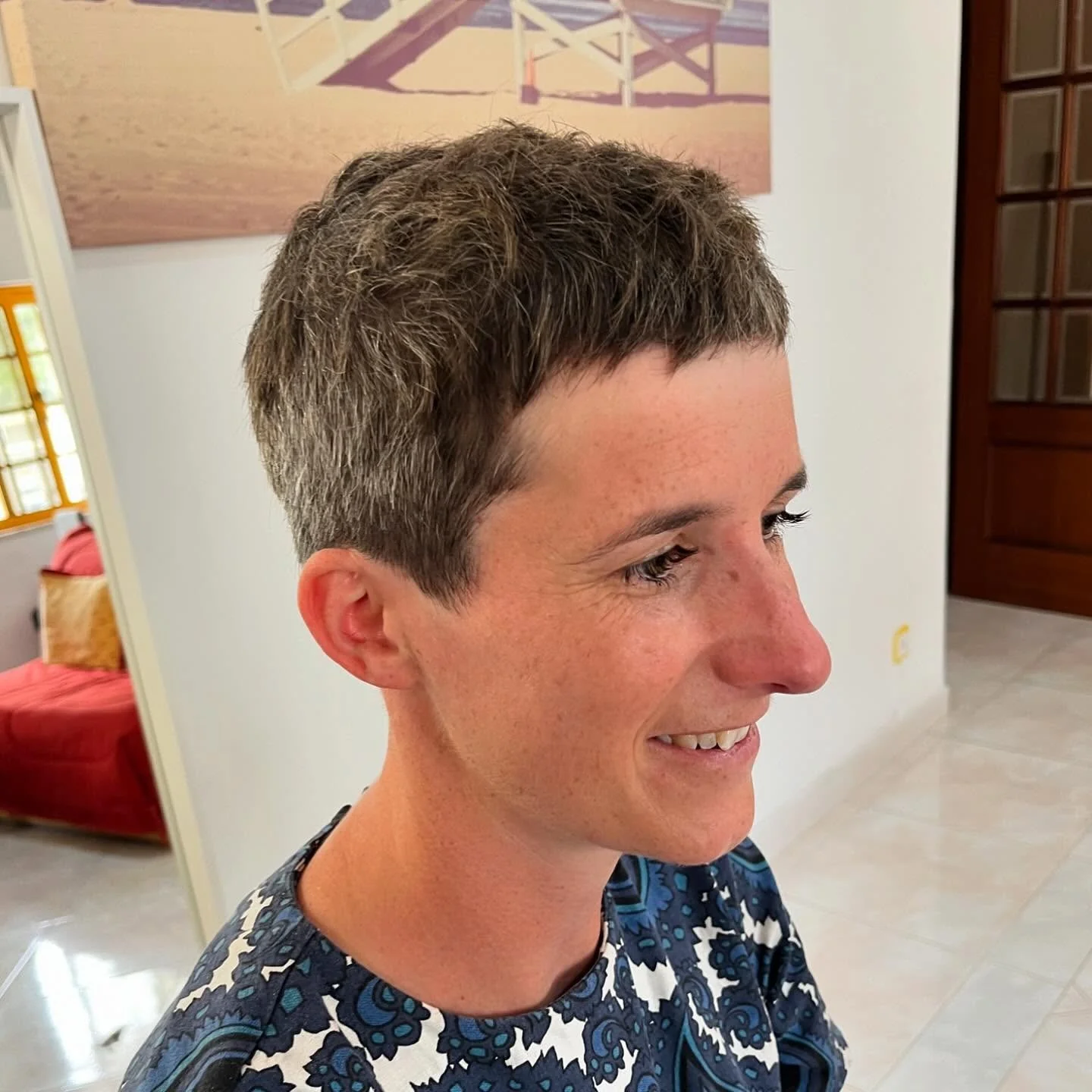 12. Naturkohle-strukturierter Pixie (kurze Pixie-Haarschnitte für Frauen)