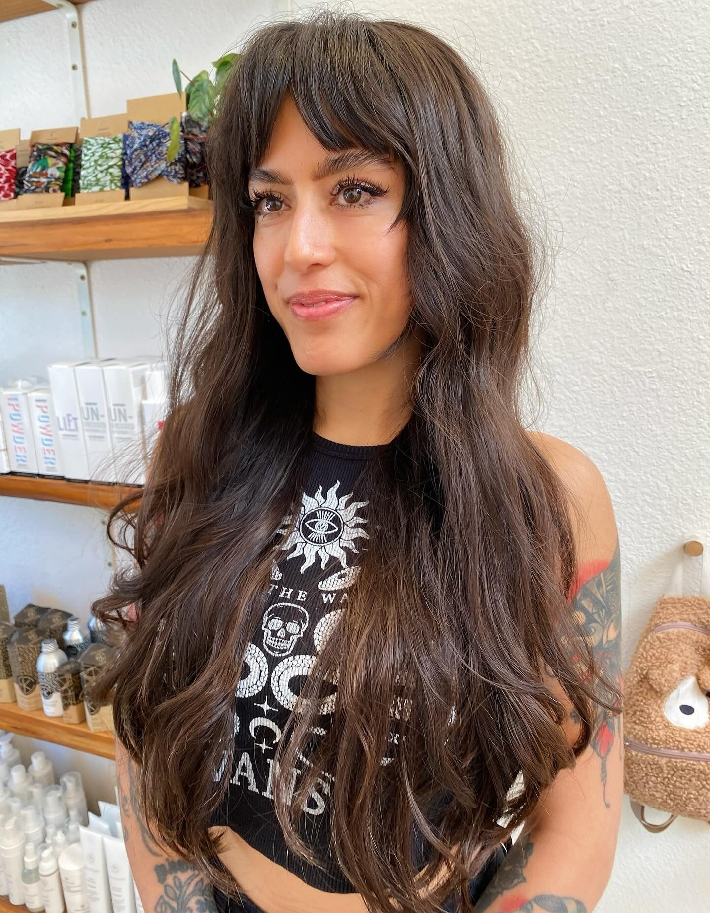 12. Natural Chocolate Shag mit Vorhang Pony (lange Shag -Frisuren)