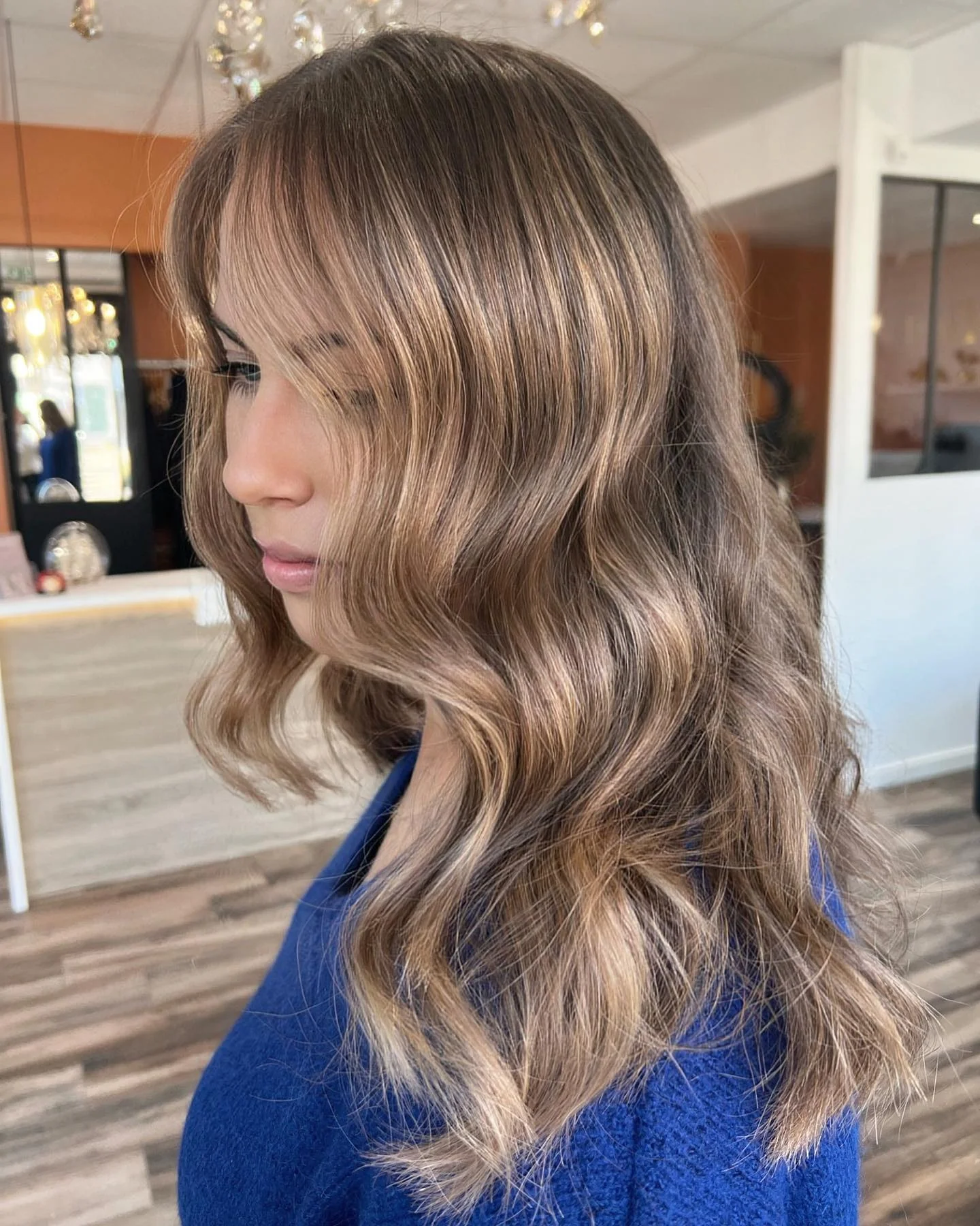 12. Neutrale blonde Highlights mit strukturierten mittellangen Wellen (hebt die Haarfarbe hervor)