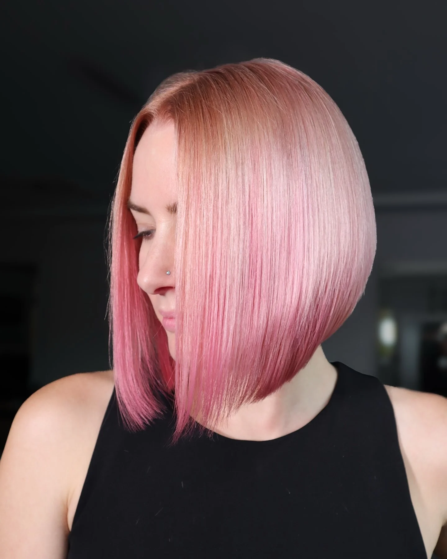 12. Pastellrosa Ombre abgewinkelter Bob (Bob-Frisuren)