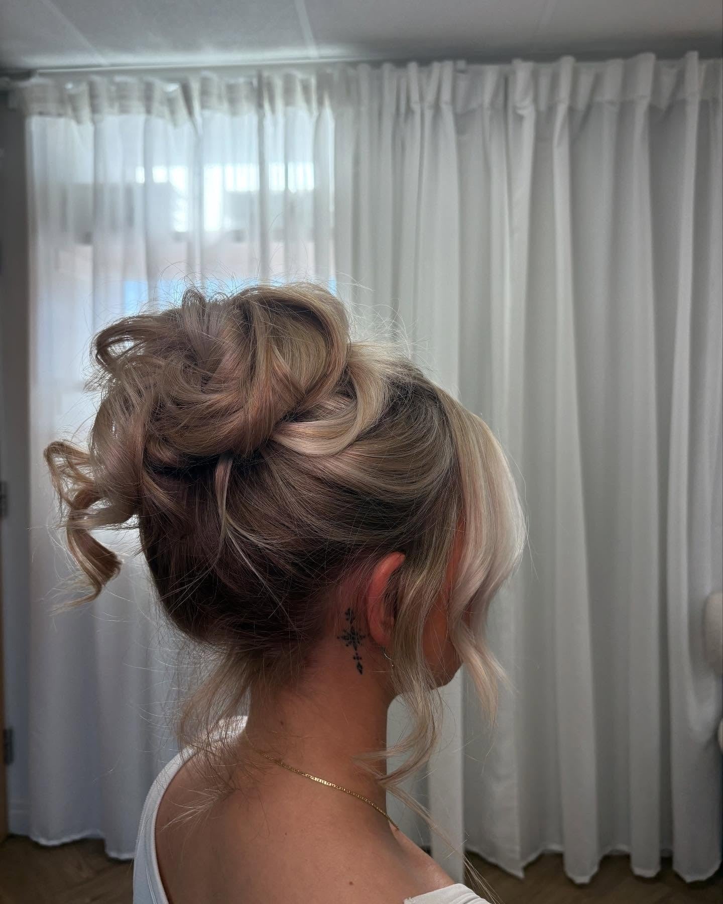 12. Perlblonder, voluminöser Dutt (unordentliche Dutt-Frisuren)