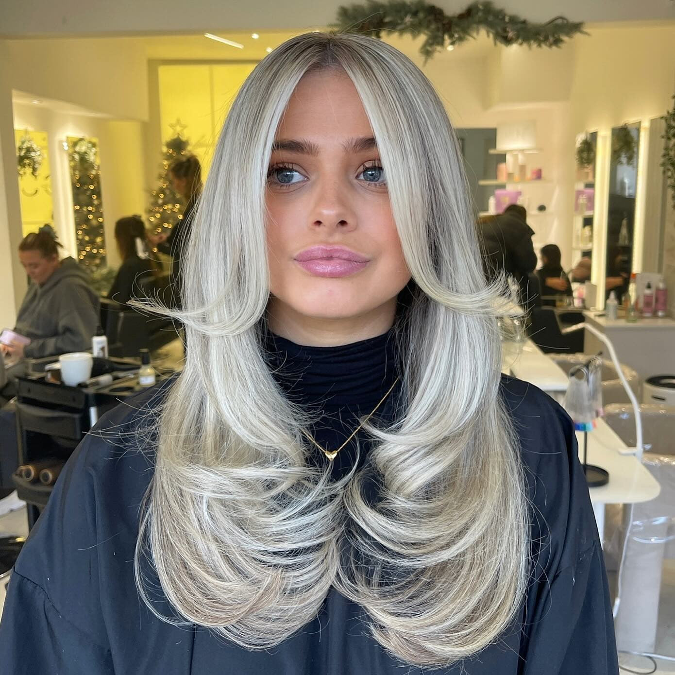 12. Platinblond mit dimensionalen Vorhangschichten (Gesichtshaarschnitte)