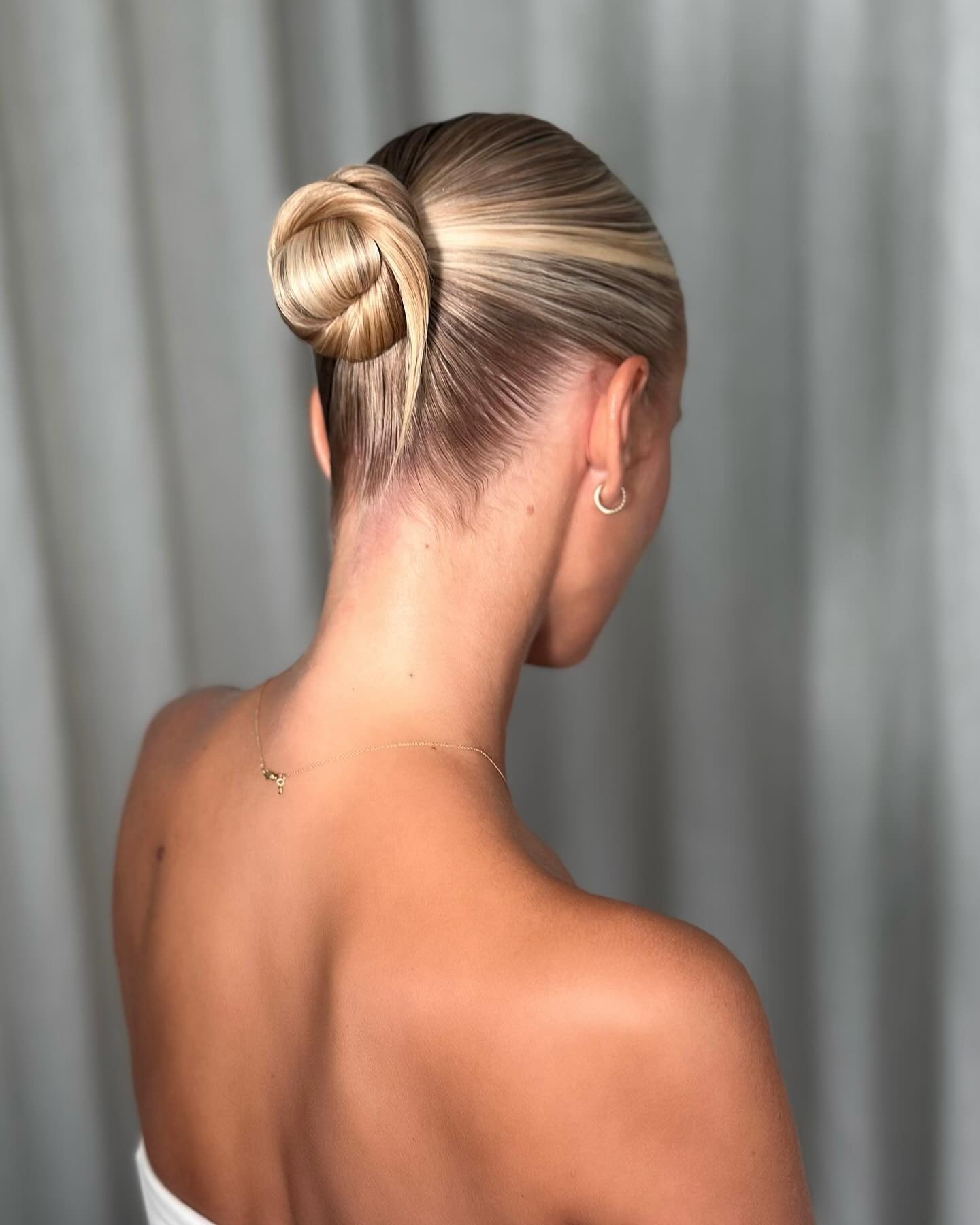 12. Poliertes blondes Knotenbrötchen (schlanke Frisuren)