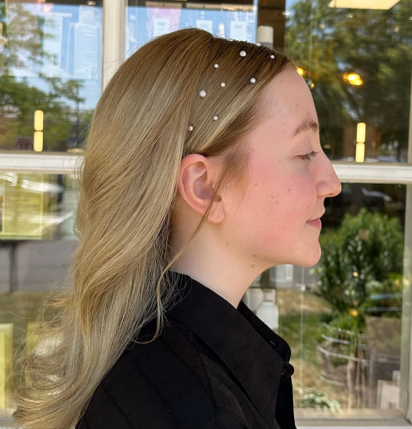 12. Polierte glatte Schichten mit Perlendetail in Aschblond (Ballfrisuren)