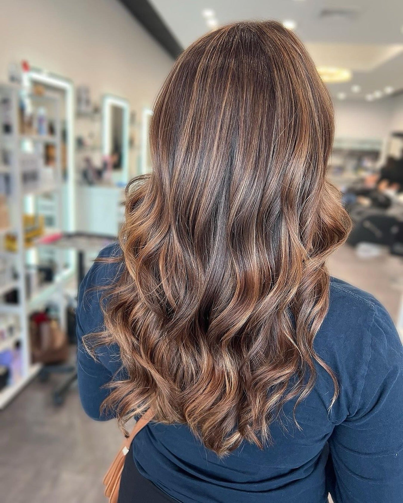 12. Strahlende Mokka-Schichten mit Karamellbändern (Karamell-Mokka-Haarfarbe)