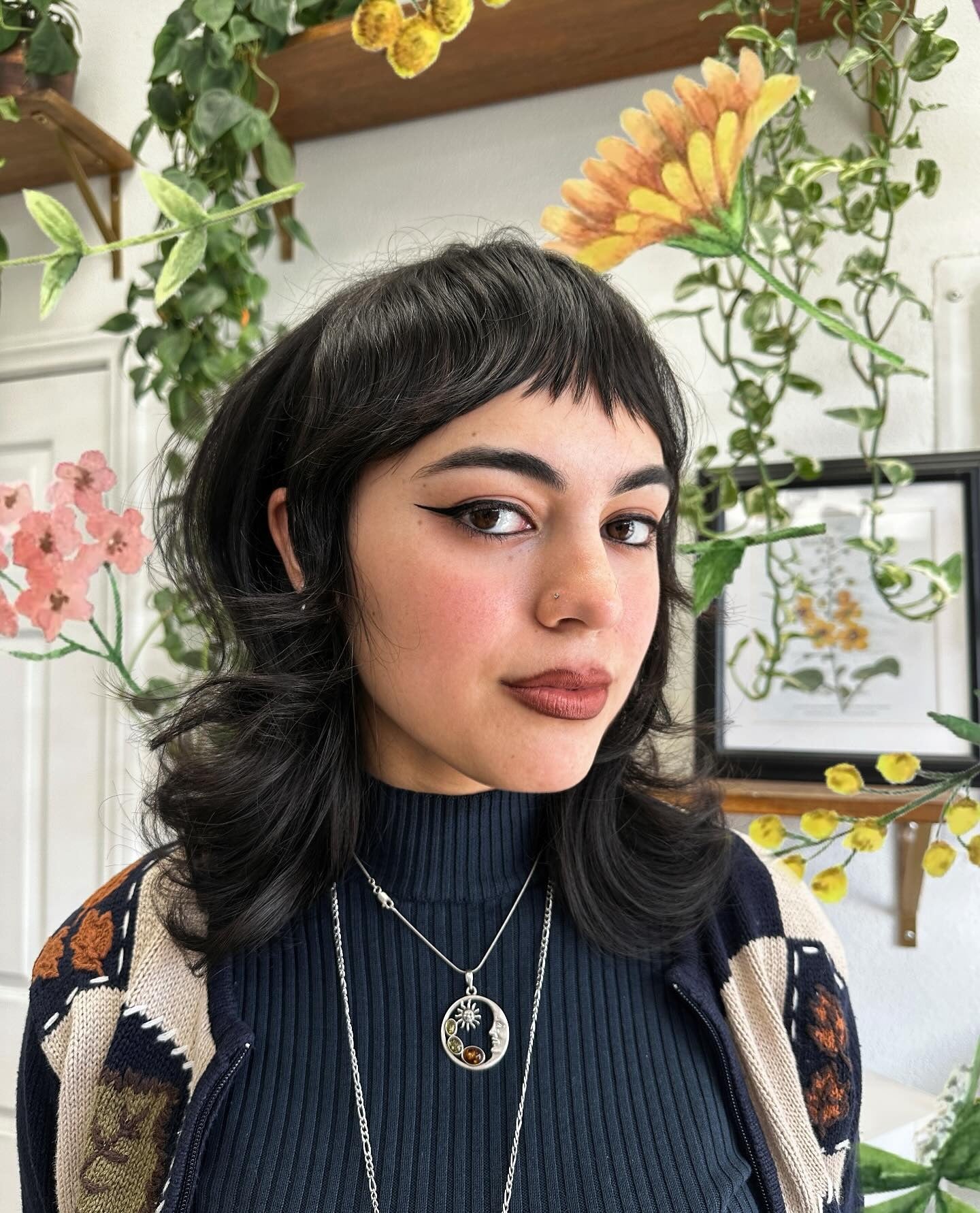 12. Retro-inspiriertes Bob mit verkürzten Pony in weichem Schwarz (Shaggy Bob Frisuren)