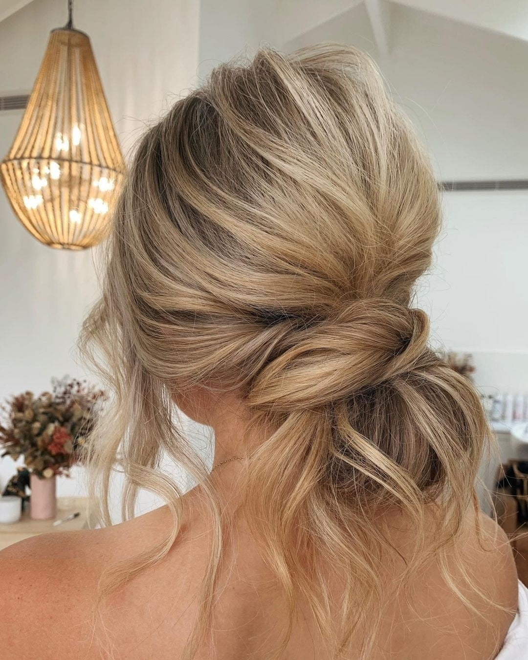 12. romantisches Brötchen mit Honigblonden Highlights (niedriges, unordentliches Haarbrötchen)