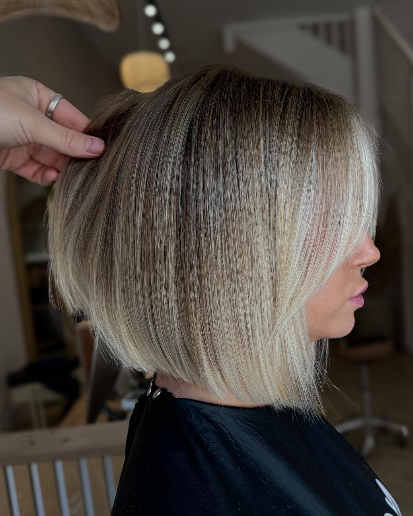 12. Wurzelte blonde abgewinkelte Bob mit glattem Finish (abgewinkelte Bob -Frisuren)